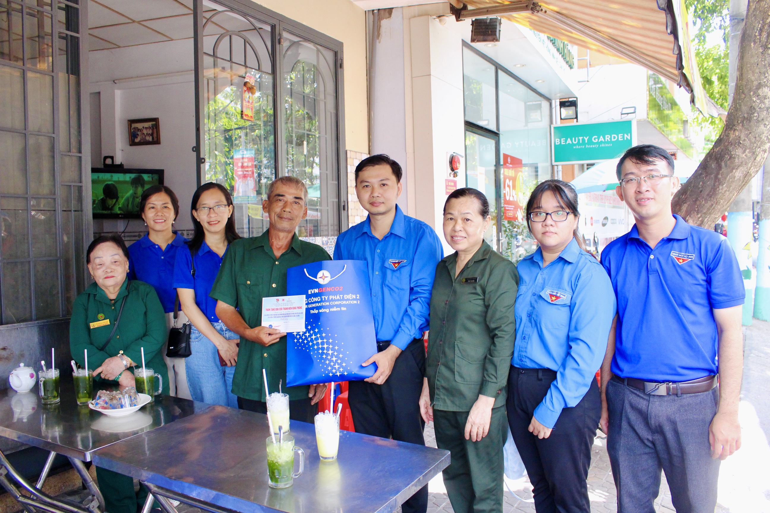 Hình 04: Đoàn công tác đã đến từng nhà mỗi đồng chí hội viên Hội cựu Thanh niên xung phong thành phố Cần Thơ đang sinh sống trên địa bàn quận Ninh Kiều