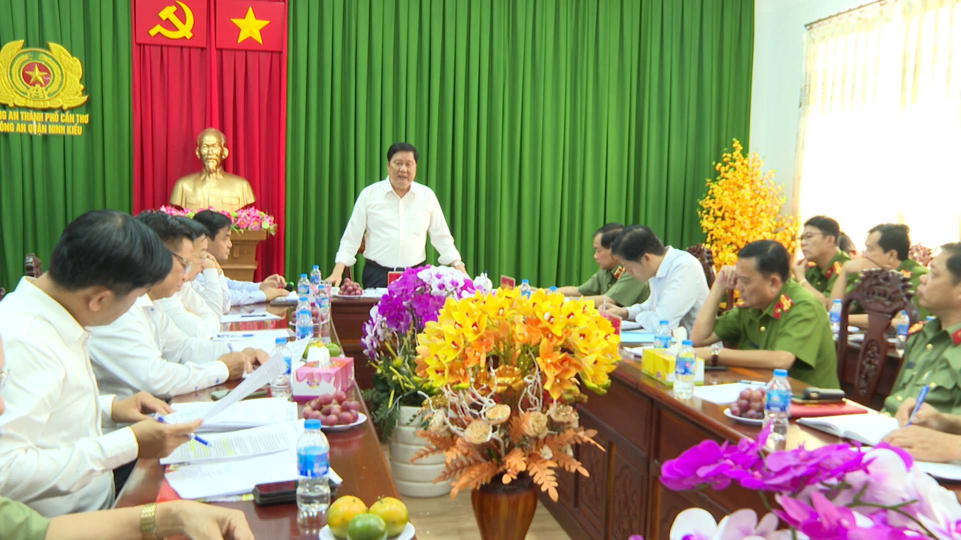 Hình 3: Đồng chí Phạm Văn Hiểu, Phó Bí thư thường trực Thành uỷ - Chủ tịch HĐND Thành phố Cần Thơ phát biểu tại buổi làm việc