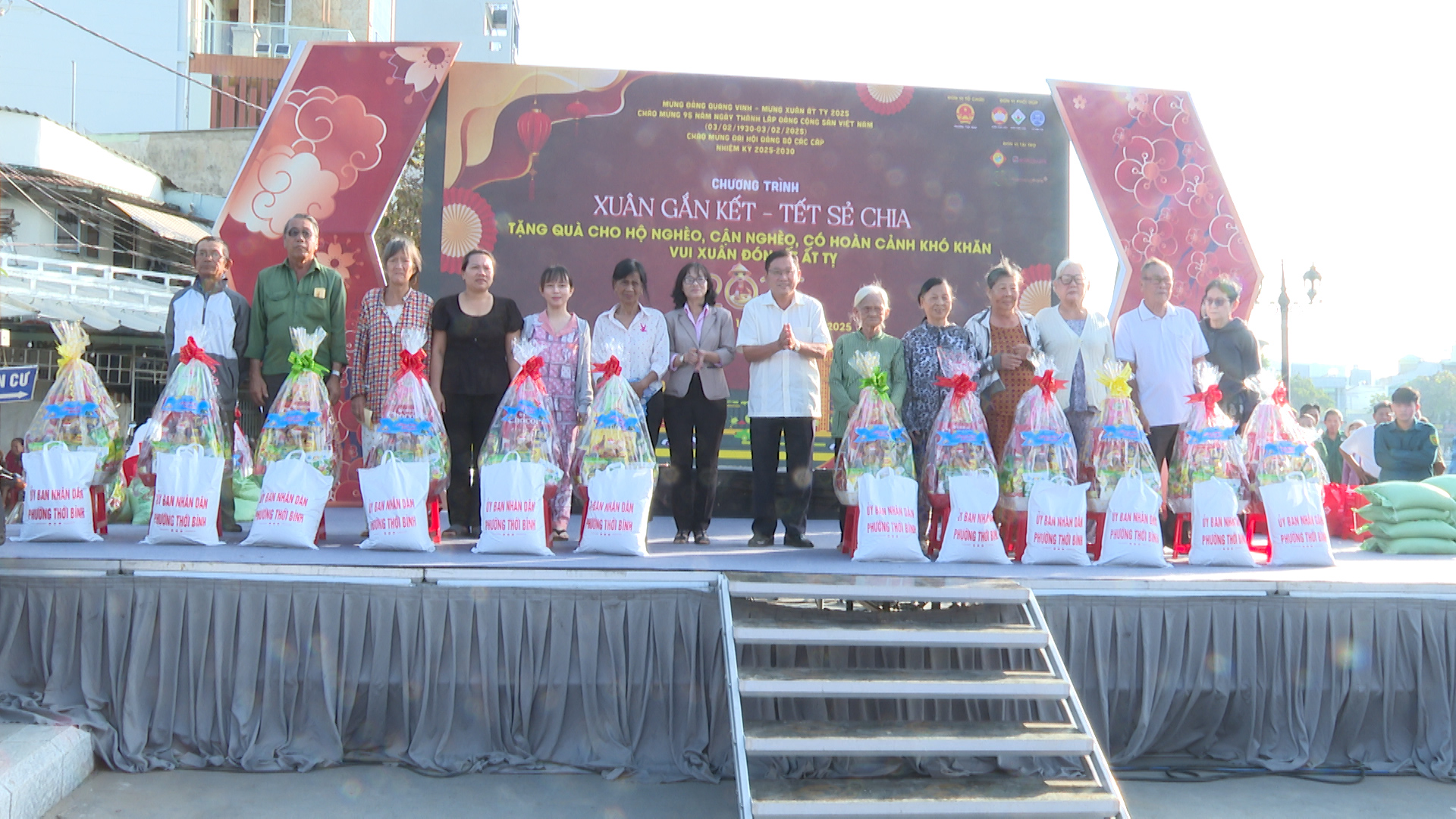 Ảnh 1: Đồng chí Trần Tiến Dũng, Phó Bí thư Thường trực Quận ủy – Chủ tịch Hội đồng nhân dân quận Ninh Kiều trao quà cho các hộ dân khó khăn trên địa bàn phường Thới Bình 