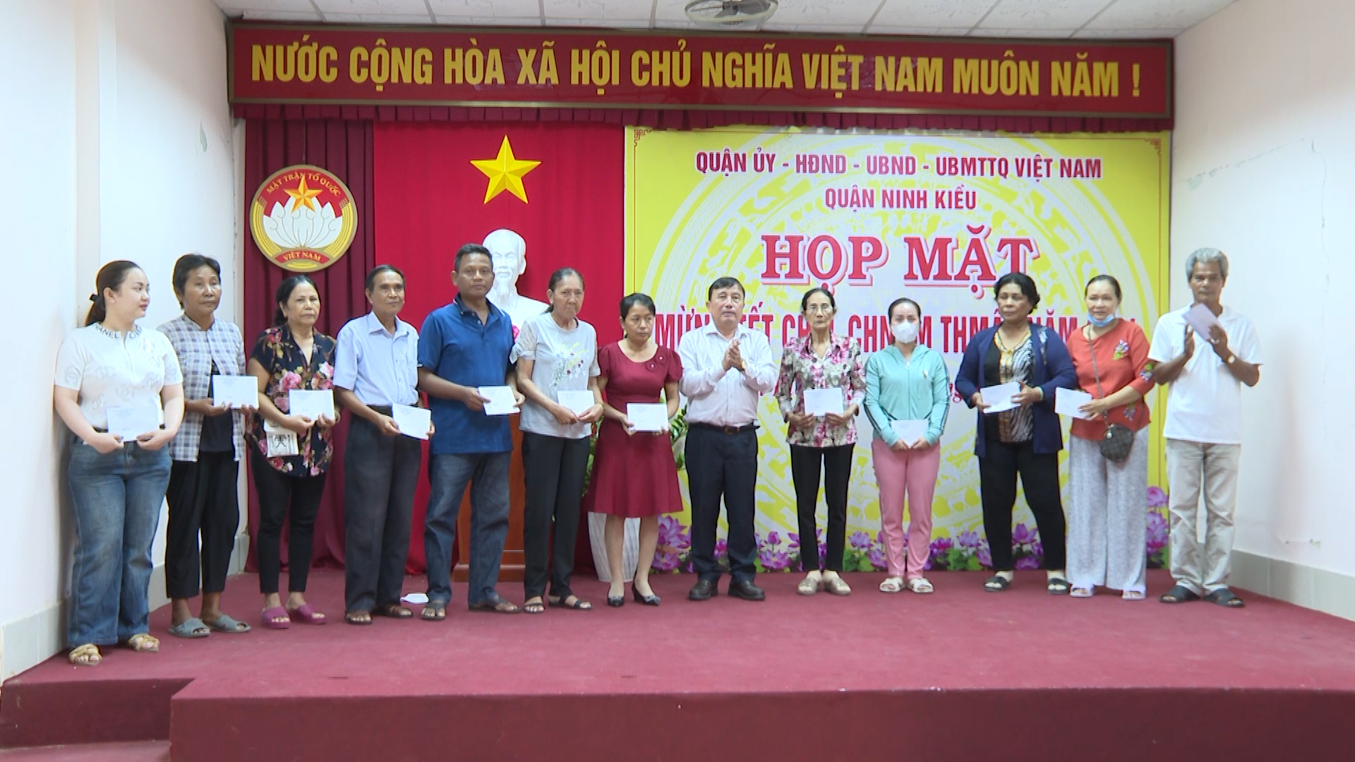 Hình 4: Quận ủy, HĐND, UBND, UB.MTTQVN quận Ninh Kiều trao quà mừng tết Chôl Chnăm Thmây năm 2024 cho một số hộ đồng bào dân tộc Khmer