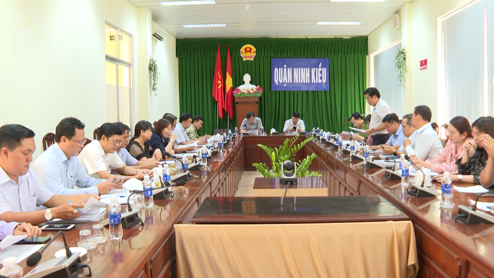 Hình 1: UBND quận Ninh Kiều tổ chức Hội nghị tổng kết chủ đề năm 2023 "Tập trung các giải pháp nhằm đảm bảo công tác trật tự đô thị và quản lý đất công trên địa bàn" 