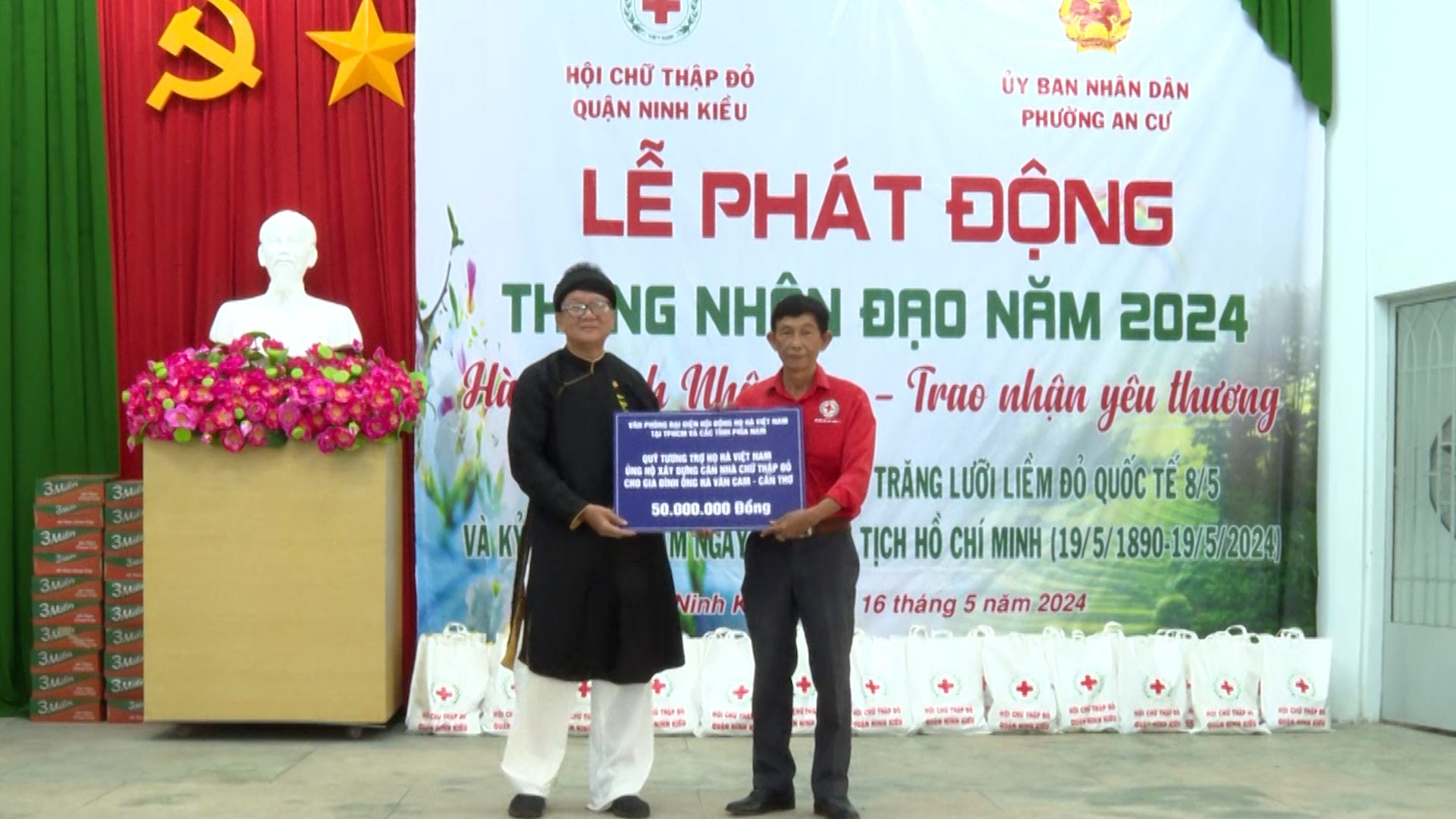 Ông Nguyễn Hoàng Tuấn – Chủ tịch Hội chữ thập đỏ quận Ninh Kiều nhận bảng tượng trưng ủng hộ tháng nhân đạo của mạnh thường quân