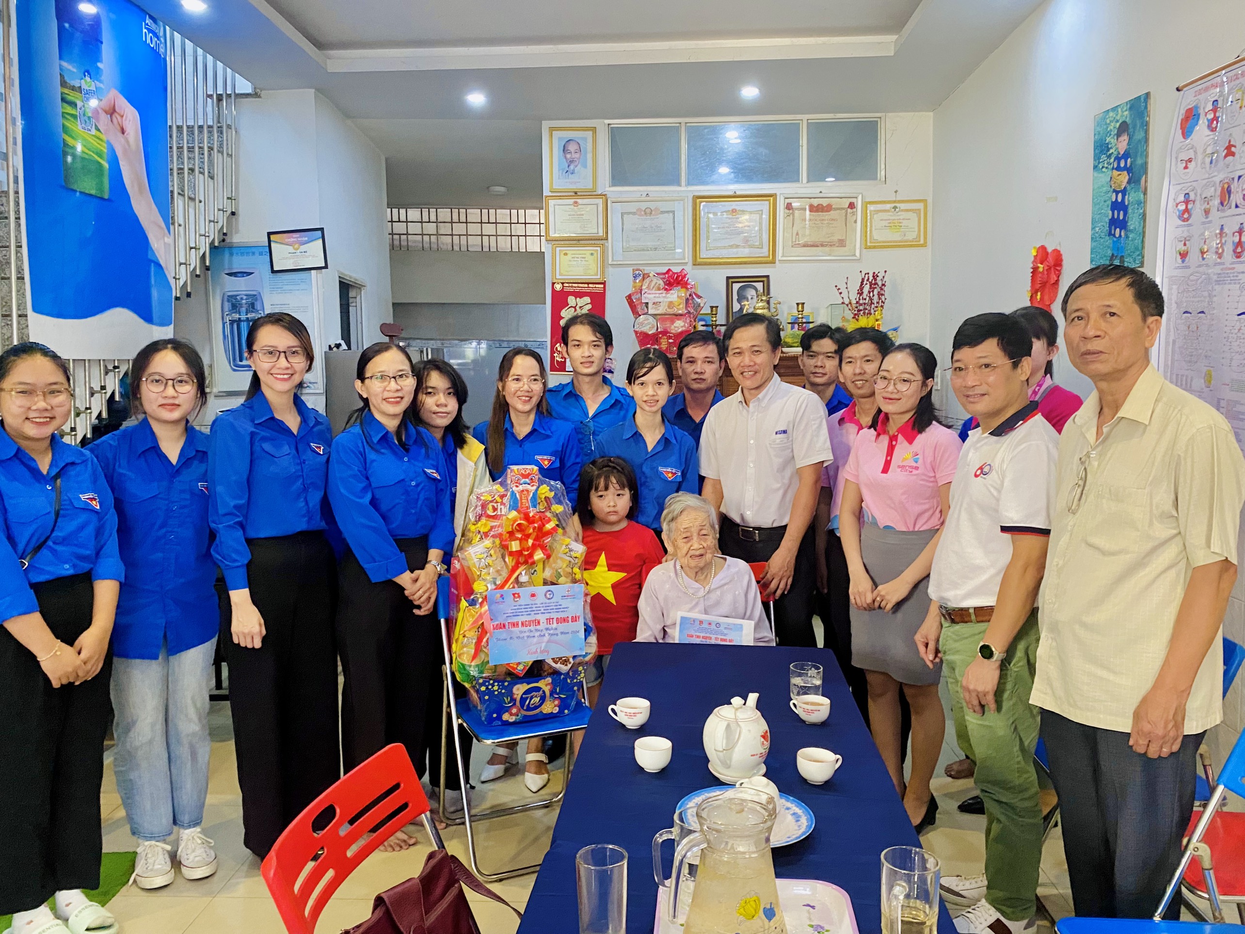 Đoàn đại biểu ân cần thăm hỏi sức khỏe và tặng quà các mẹ Việt Nam anh hùng trên địa bàn quận Ninh Kiều 