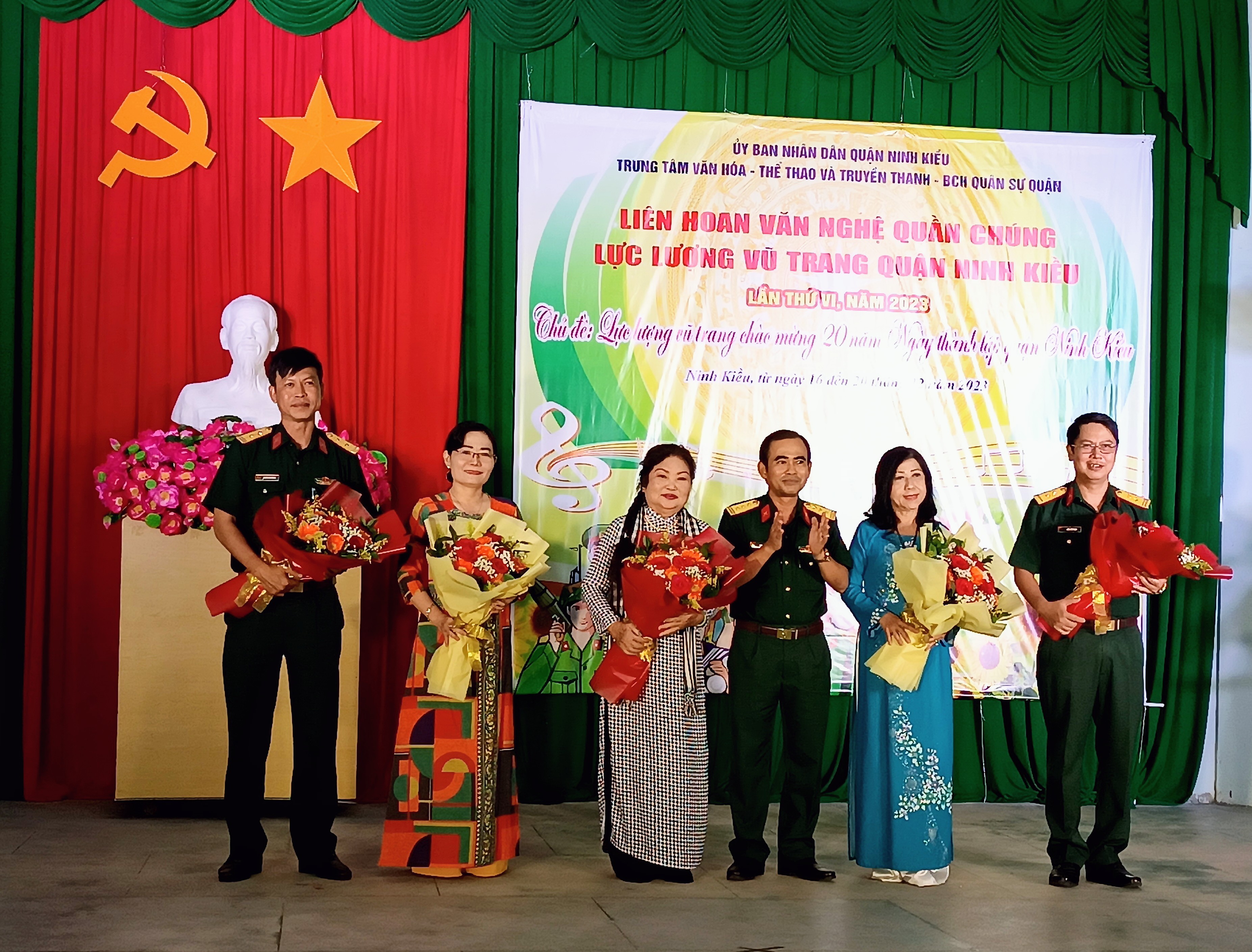 Đại diện lãnh đạo Ban chỉ huy quân sự quận Ninh Kiều tặng hoa cho Ban Giám khảo liên hoan