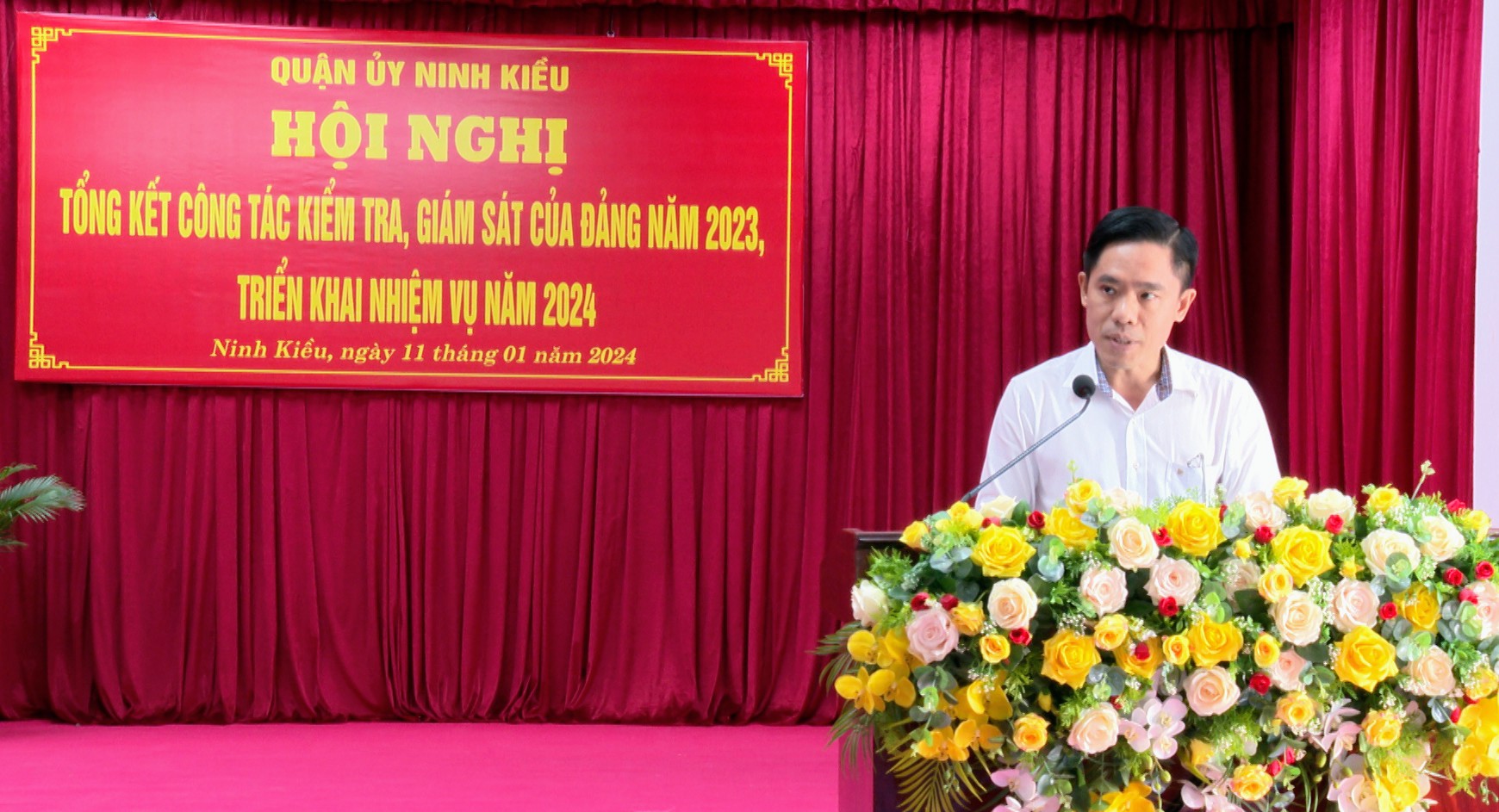 Đồng chí Nguyễn Văn Thành, Phó chủ nhiệm Ủy ban kiểm tra thành ủy Cần Thơ phát biểu tại hội nghị