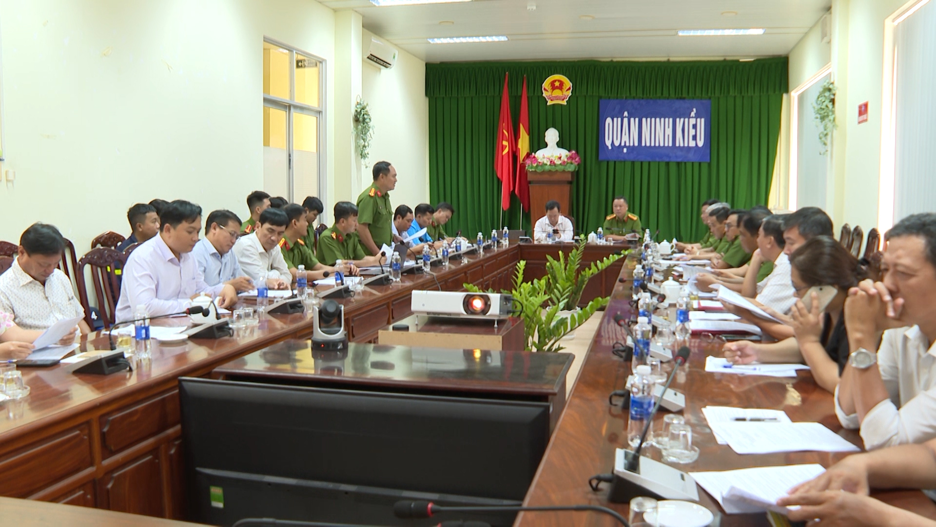 Hình 1: Quận Ninh Kiều tổ chức họp triển khai điều lệ Hội thi nghiệp vụ chữa cháy và cứu nạn cứu hộ “Tổ liên gia an toàn phòng cháy chữa cháy” trên địa địa bàn quận năm 2024