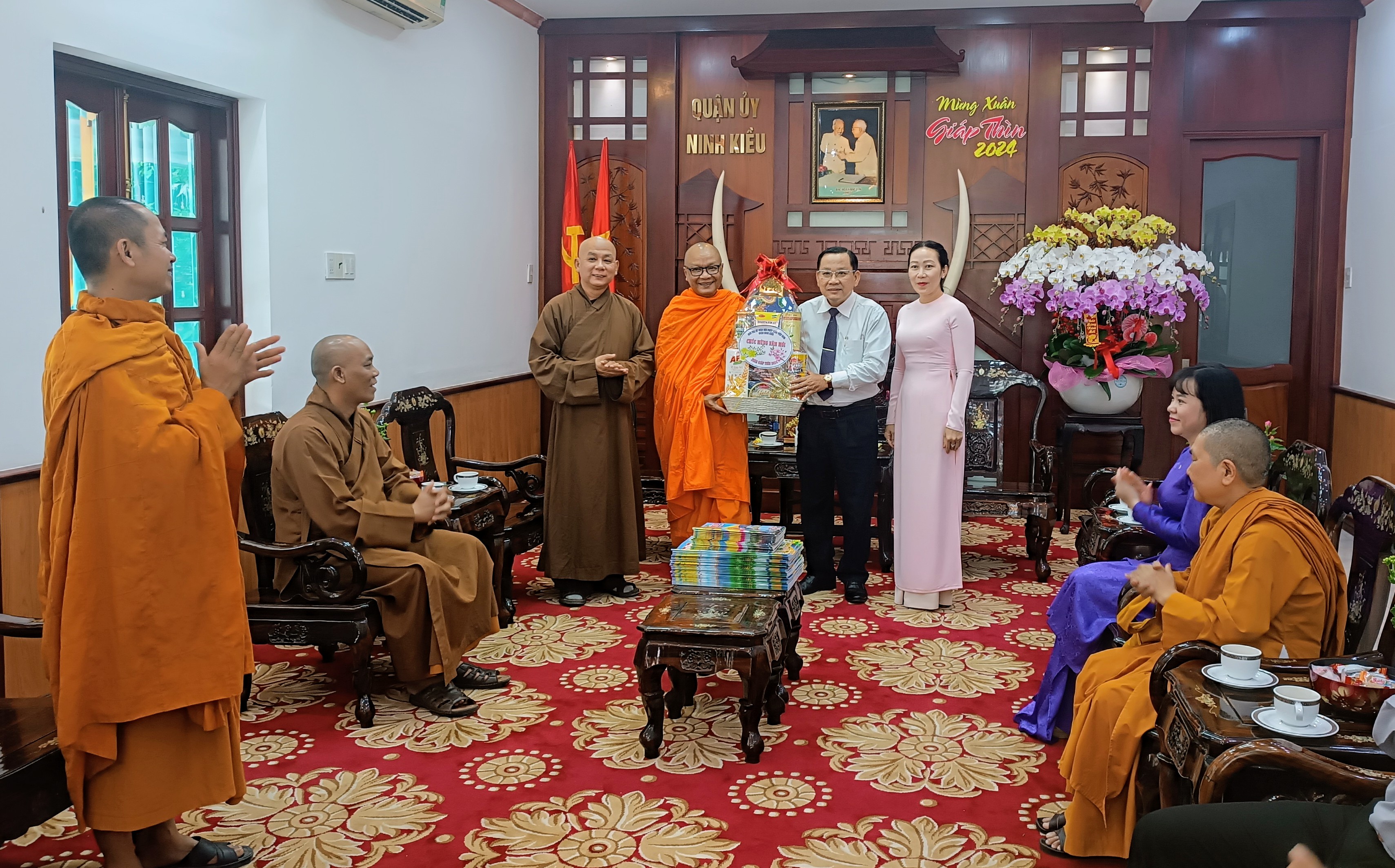  Thượng toạ Lý Hùng, Trưởng ban trị sự GHPGVN quận Ninh Kiều thăm và chúc tết Quận ủy, HĐND, UBND, UBMTTQVN quận Ninh Kiều 