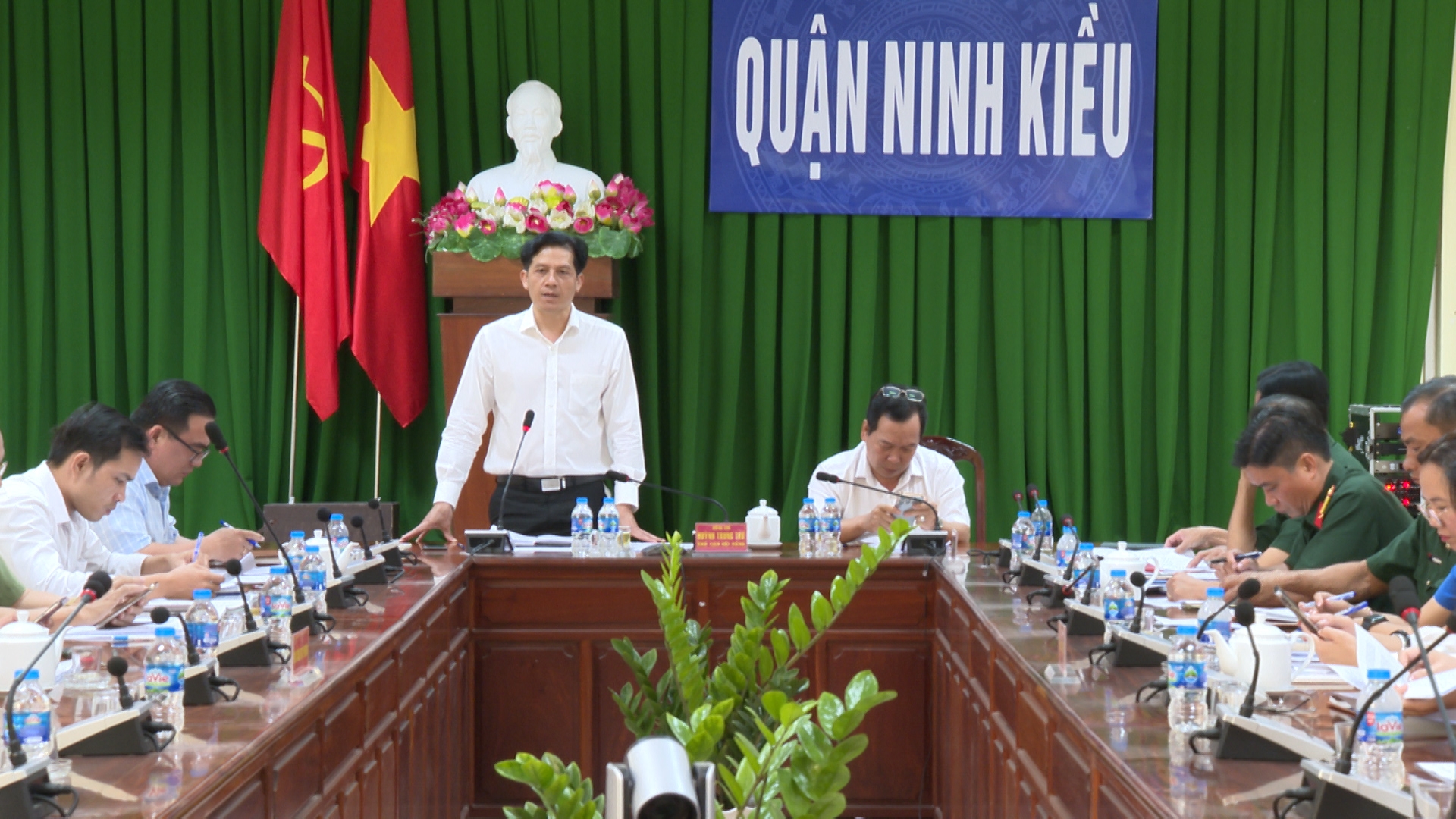 Ông Huỳnh Trung Trứ, Chủ tịch UBND quận, chủ tịch Hội đồng NVQS quận phát biểu kết luận hội nghị
