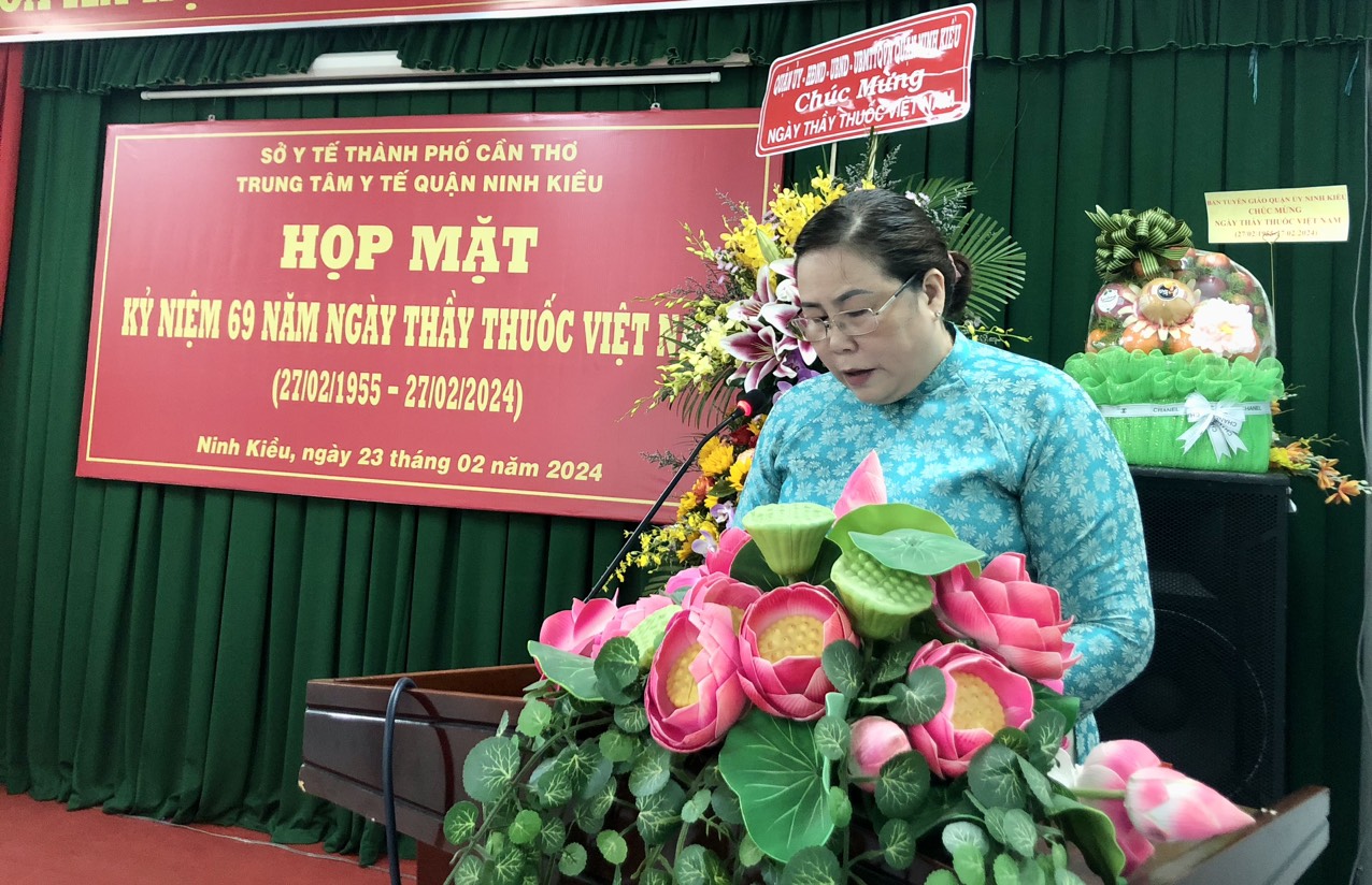 Bà Nguyễn Thu Hằng – Phó Giám đốc Trung tâm Y tế đọc thư Bác Hồ gửi hội nghị cán bộ y tế tháng 02/1955