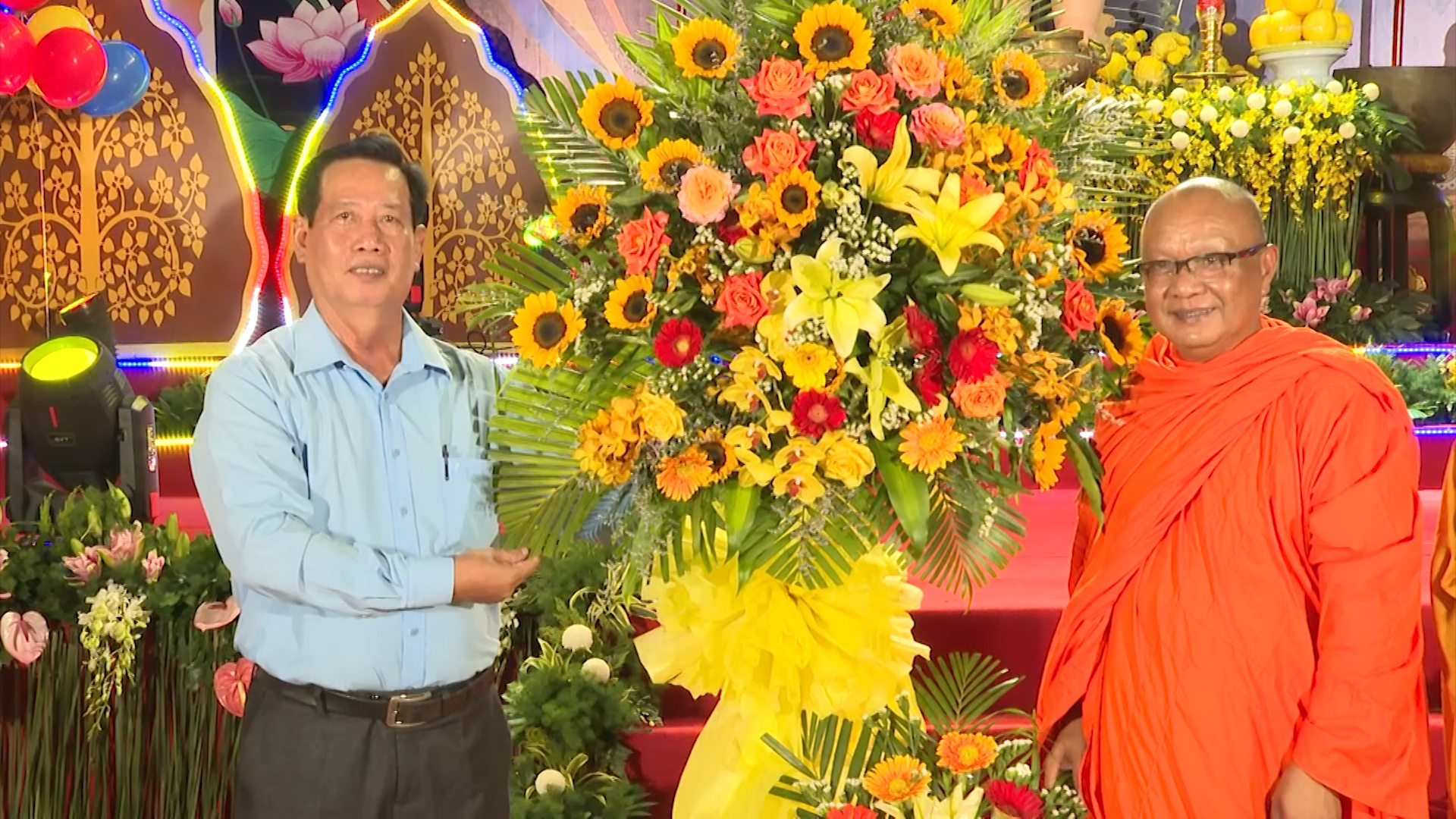 Hình 3: Ông Lê Văn Đầy – Chủ tịch Ủy ban mặt trận tổ quốc Việt Nam quận Ninh Kiều trao tặng lẵng hoa chức mừng ngày Đại lễ Phật đản Phật lịch 2567 - Dương lịch năm 2023