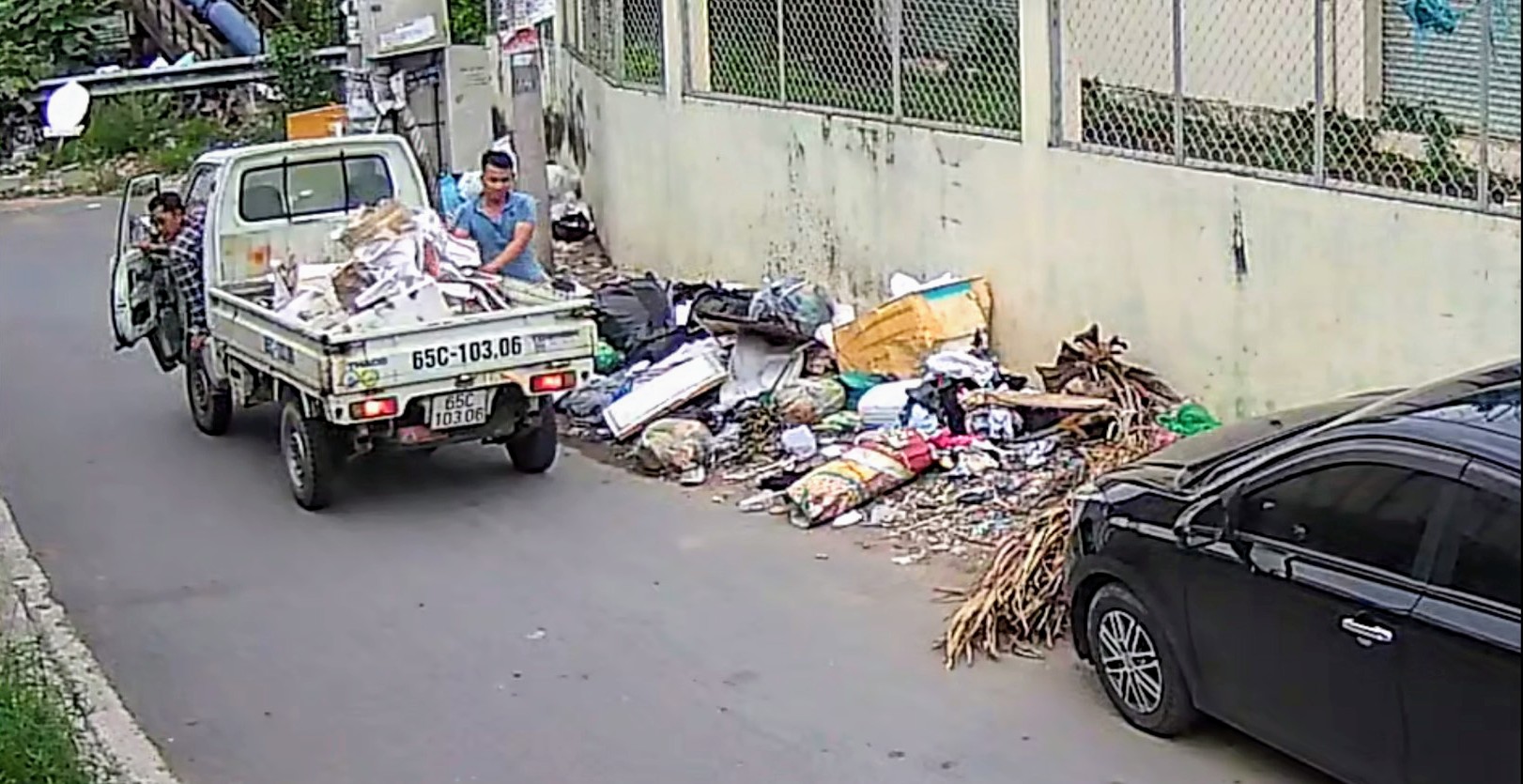 Hình ảnh bỏ rác thải không đúng nơi qui định trích xuất từ camera phường Hưng Lợi