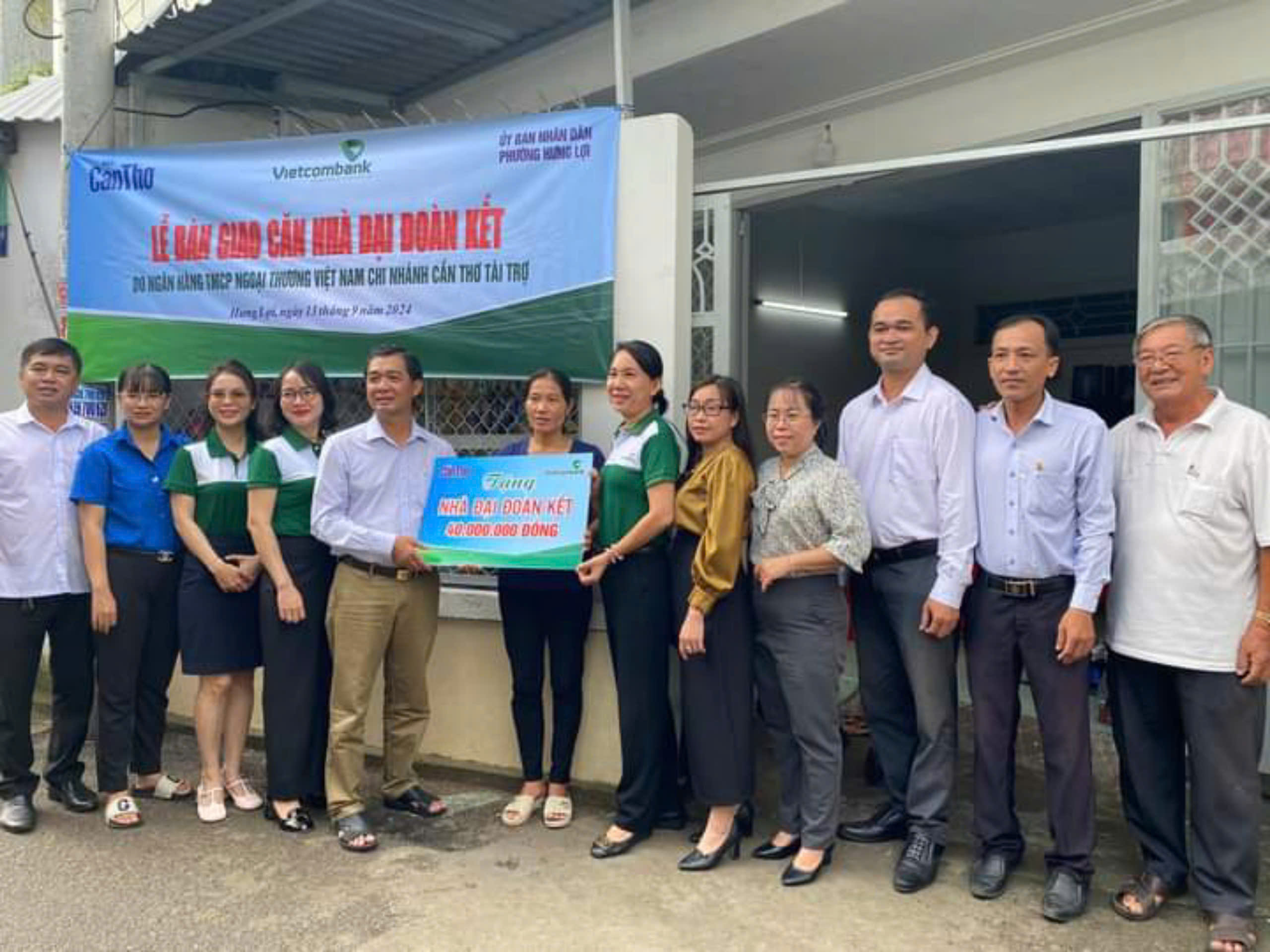 Lãnh đạo Báo Cần Thơ, Vietcombank Cần Thơ cùng lãnh đạo địa phương chụp ảnh lưu niệm tại lễ bàn giao nhà Đại đoàn kết cho hộ chị Trần Thị Tuyền
