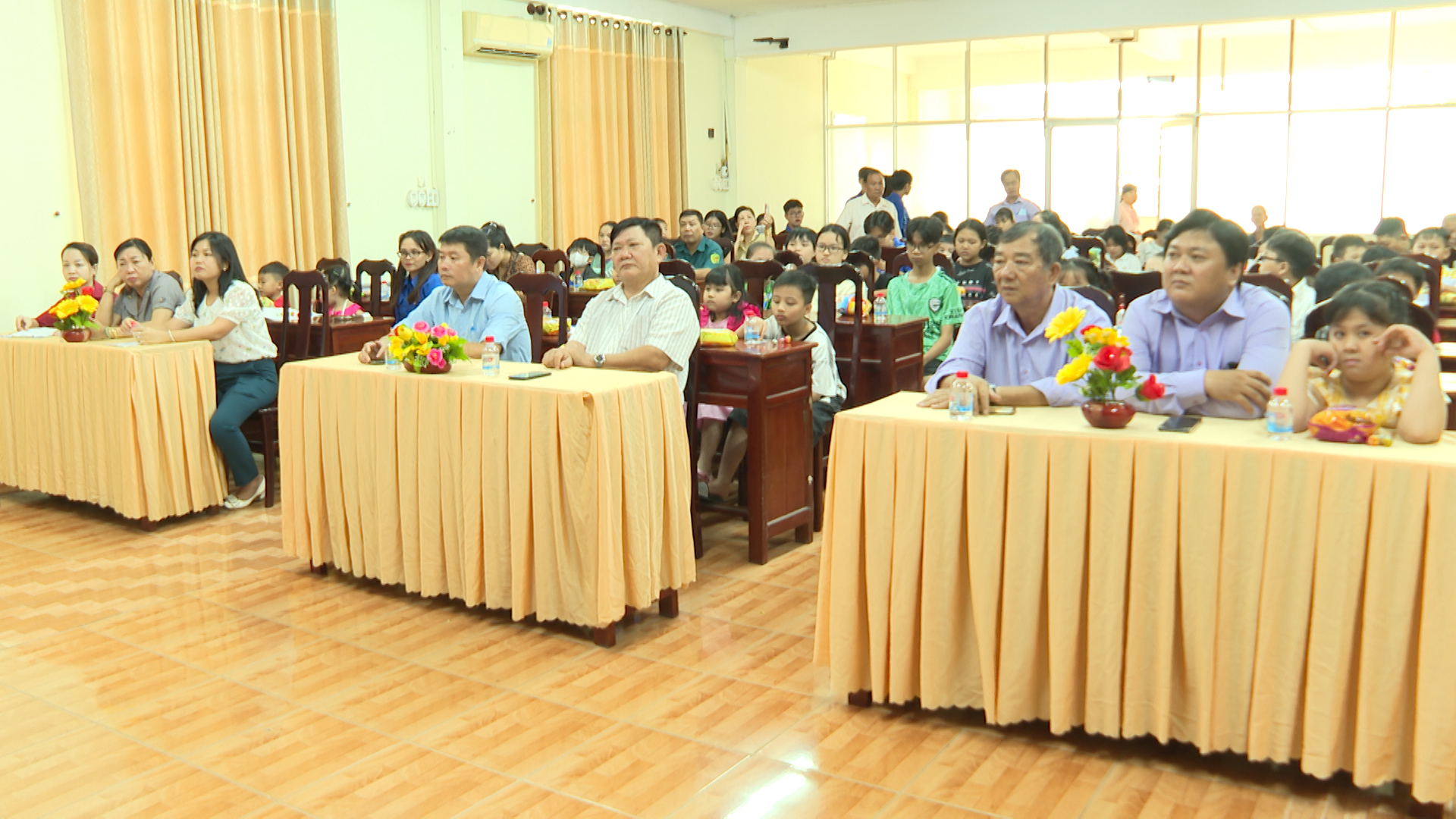 Hình 2: Đại biểu, các em thiếu nhi tham dự buổi họp mặt nhân ngày Quốc tế Thiếu nhi 1/6, do UBND phường An Phú tổ chức