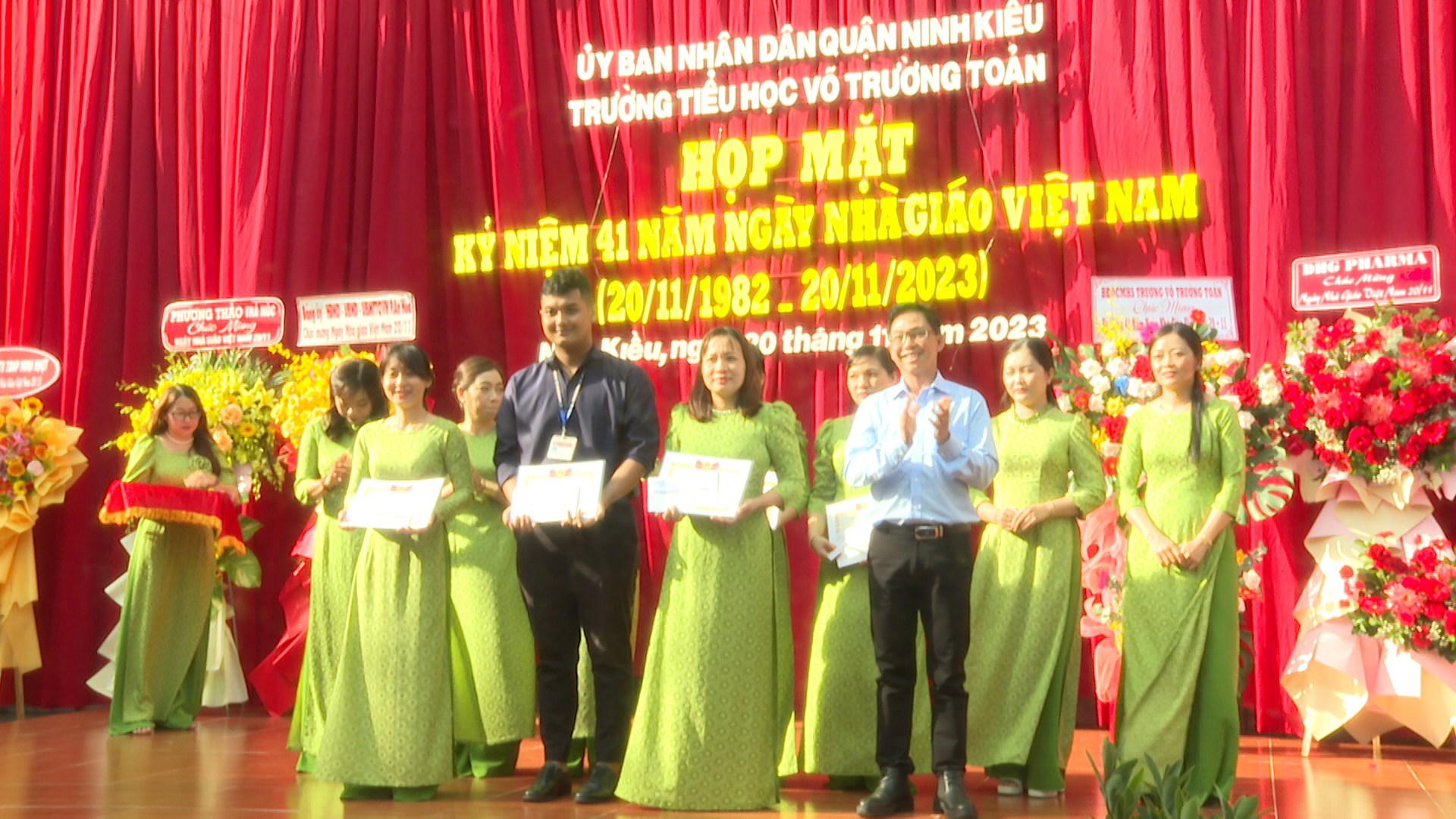 Hình 4: Nhà trường trao thưởng cho các tiết mục thi diễn văn nghệ do trường tổ chức, trong khuôn khổ các hoạt động chào mừng kỷ niệm ngày nhà giáo Việt Nam