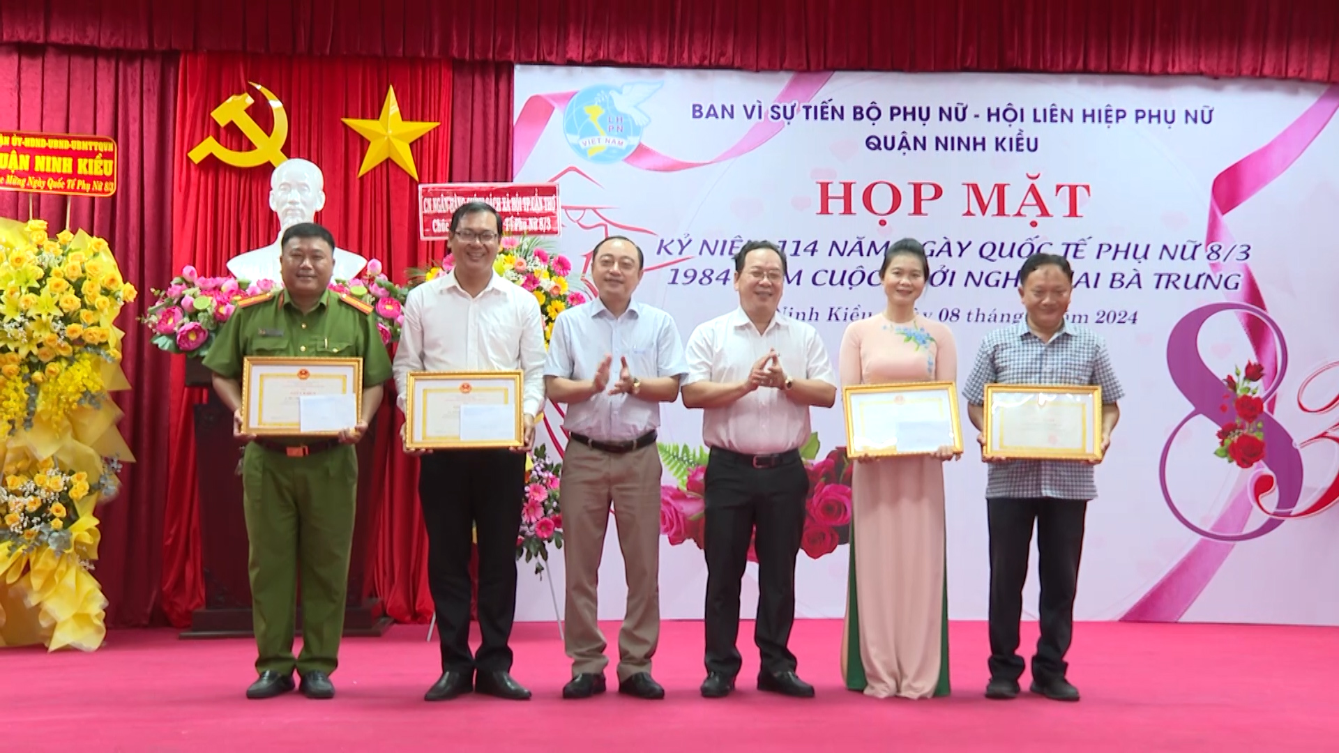 Hình 5: Dịp này, lãnh đạo quận Ninh Kiều đã trao tặng giấy khen cho các tập thể, cá nhân tiêu biểu có nhiều đóng góp Vì sự tiến bộ phụ nữ quận trong năm qua