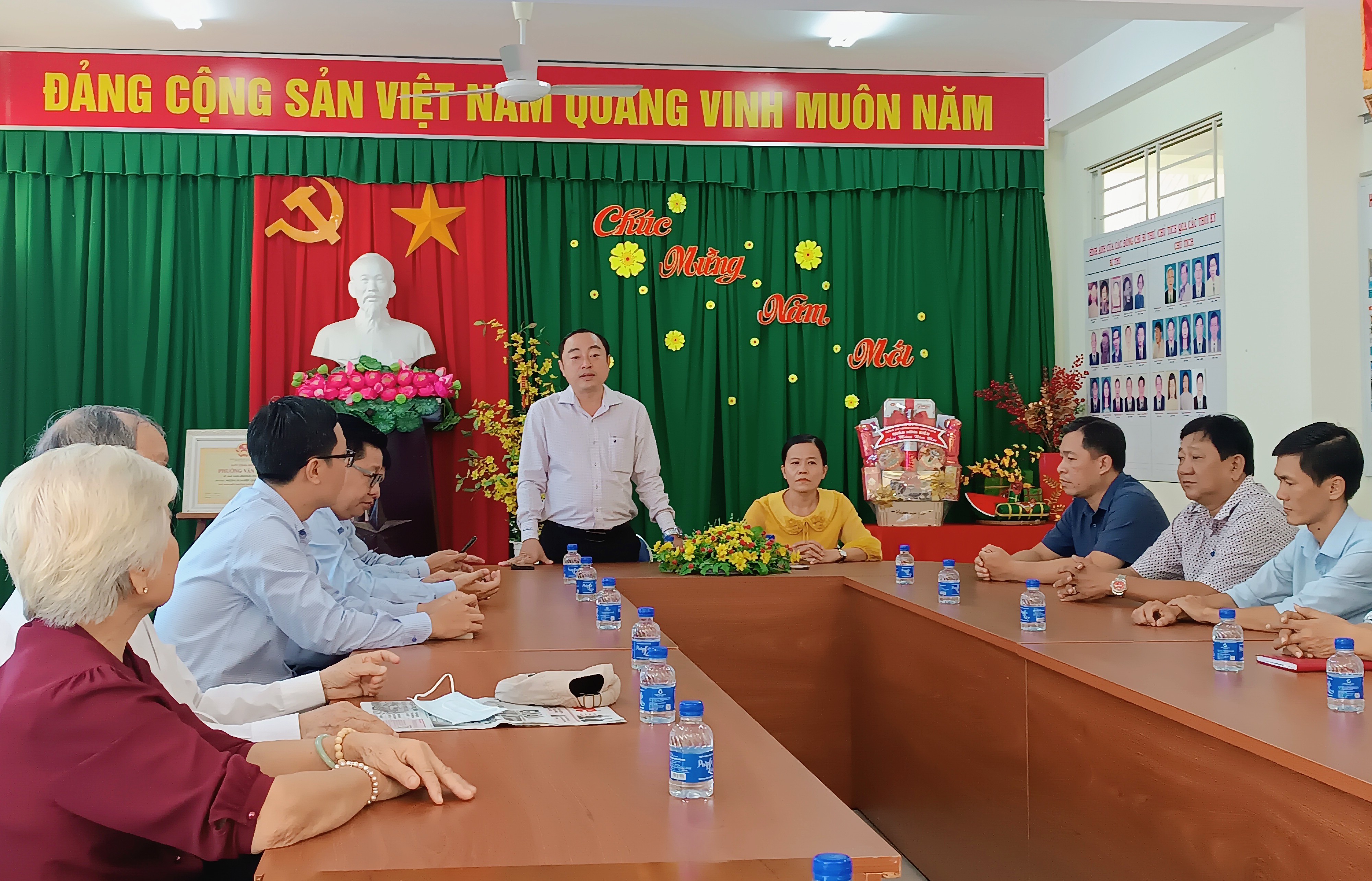 Ông Mai Xuân Bình, Phó chủ tịch HĐND quận Ninh Kiều thăm và tặng quà cho các đơn vị trên địa bàn