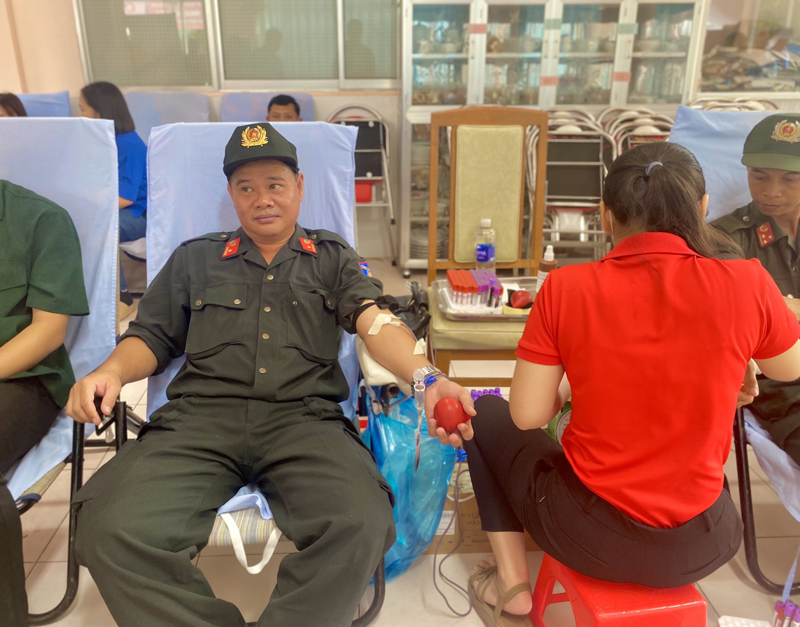 HM02: Các bạn đoàn viên tham gia hiến máu