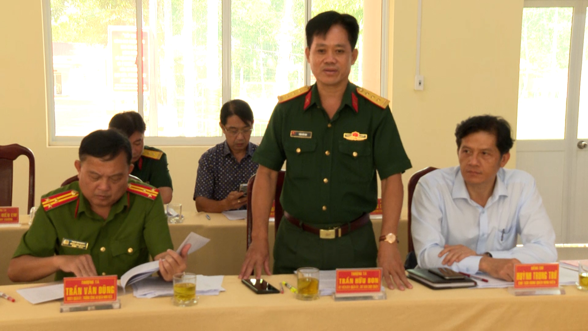 Hình 2: Thượng tá Trần Hữu Bon – Chỉ huy trưởng Ban chỉ huy Quân sự quận Ninh Kiều phát biểu tại hội nghị