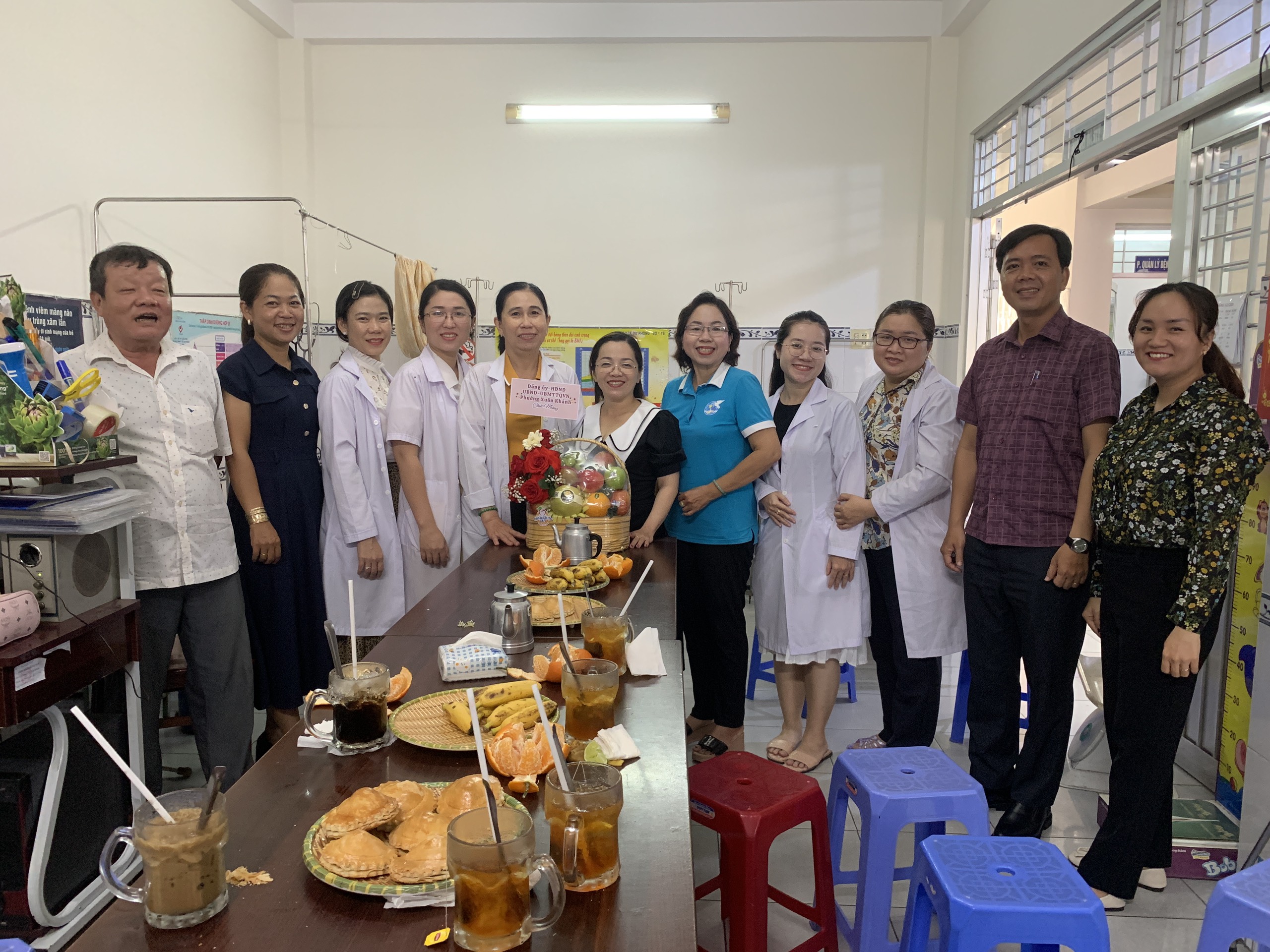 Hình 01 Ông Phạm Tuấn An – Phó Chủ tịch UBND phường tặng quà cho Trạm Y tế