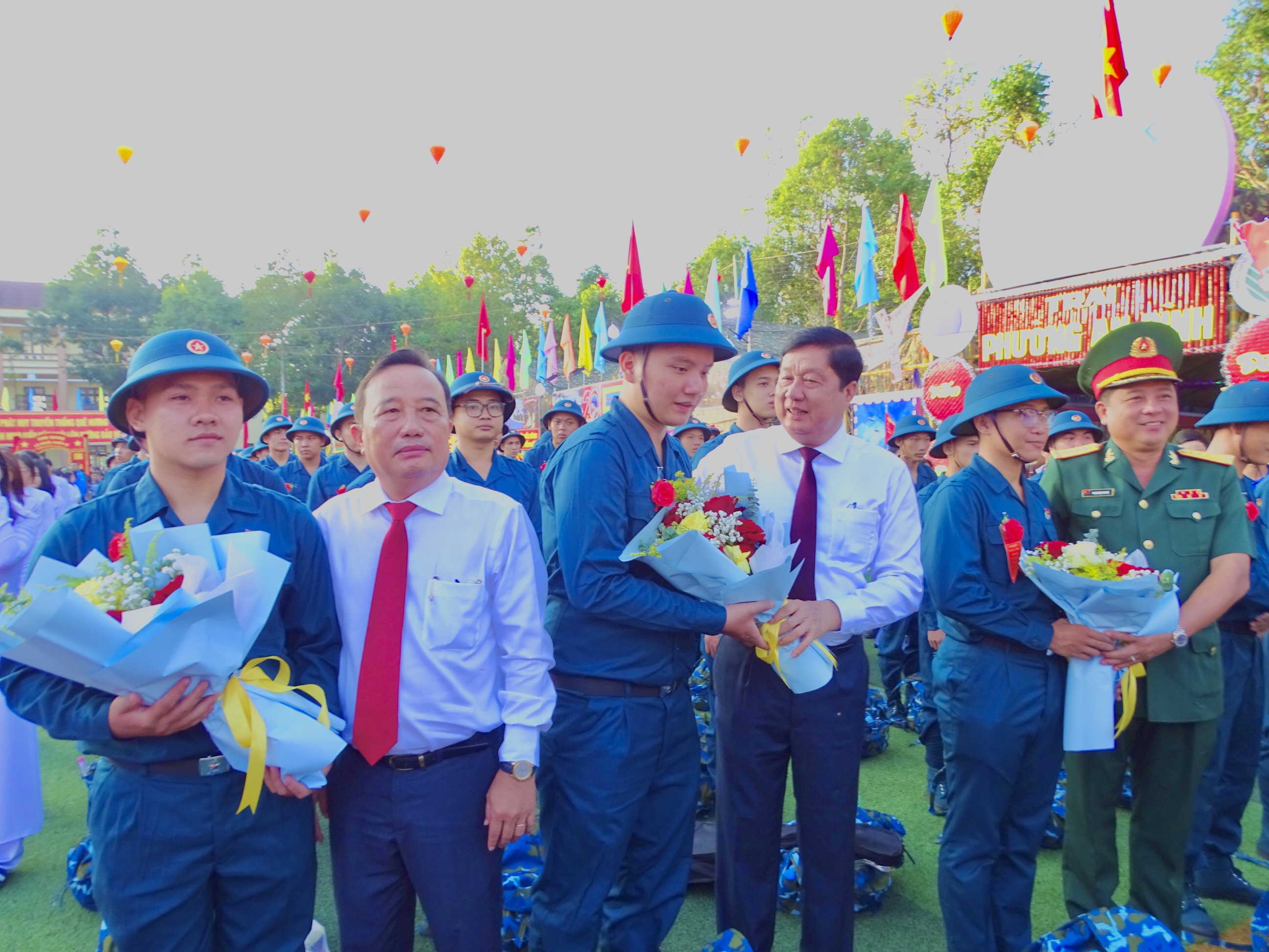 NQ 4.1 và 4.2: Đồng chí Nguyễn Tiền Phong - Bí thư Quận ủy Ninh Kiều và Phạm Văn Hiểu - Chủ tịch HĐND TPCT tặng hoa và động viên, tiễn các tân binh lên đường nhập ngũ tại buổi lễ