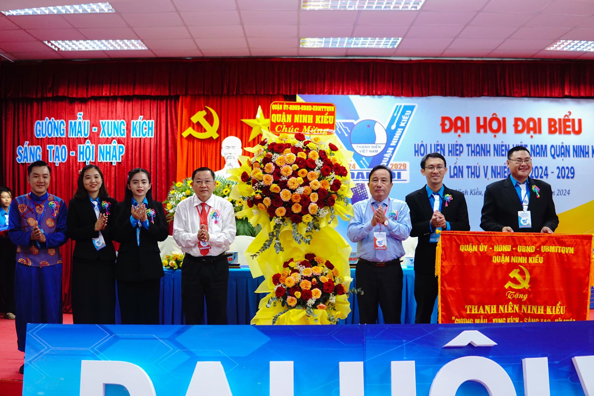 A01: Lãnh đạo thành phố và quận Ninh Kiều chúc mừng Đại hội