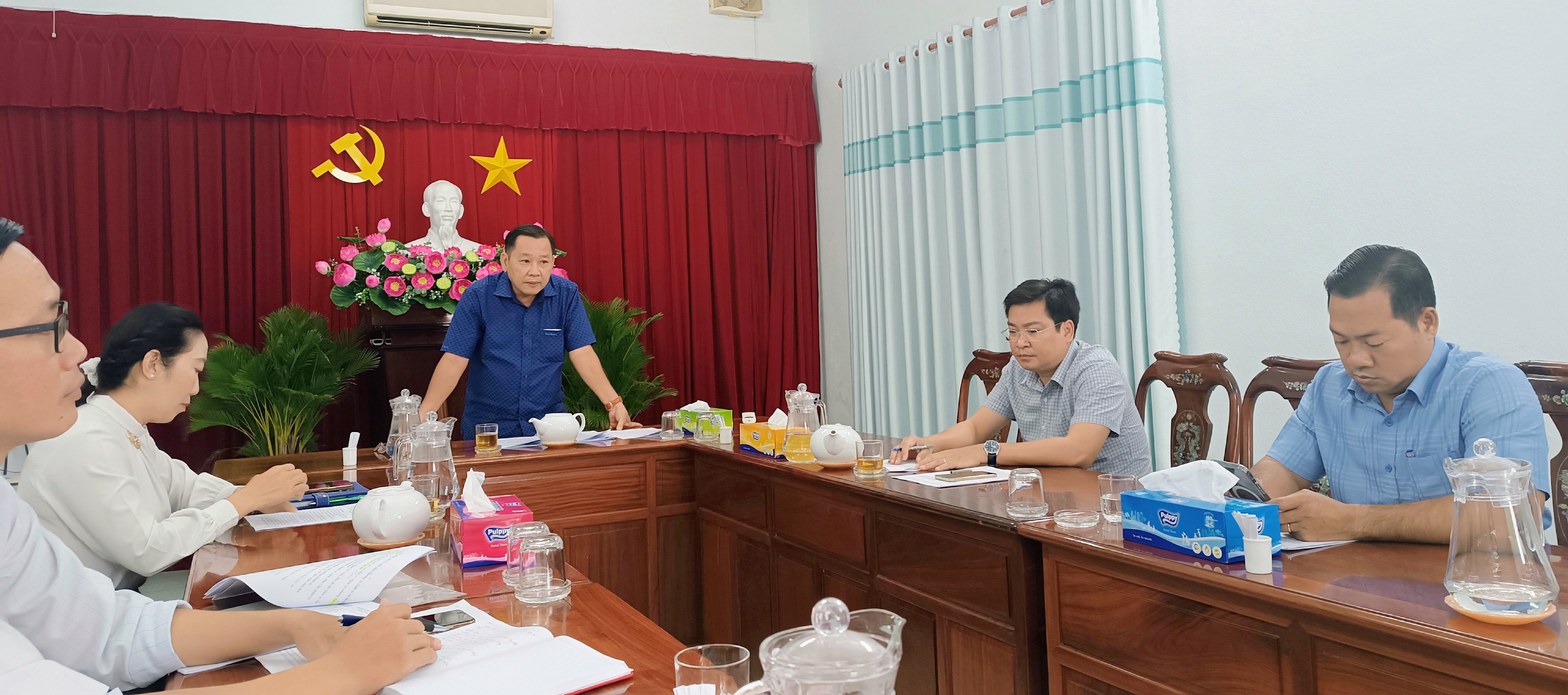 Ông Trần Tiến Dũng, Phó Bí thư thường trực quận ủy, Chủ tịch HĐND quận Ninh Kiều phát biểu tại buổi làm việc
