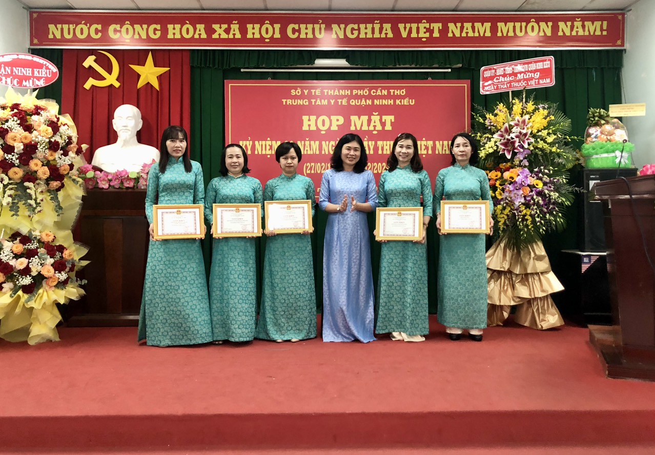 Bà Nguyễn Ngọc Việt Nga – Phó Giám đốc Sở Y tế thành phố Cần Thơ trao giấy khen cho cá nhân và các tập thể hoàn thành tốt nhiệm vụ năm 2023