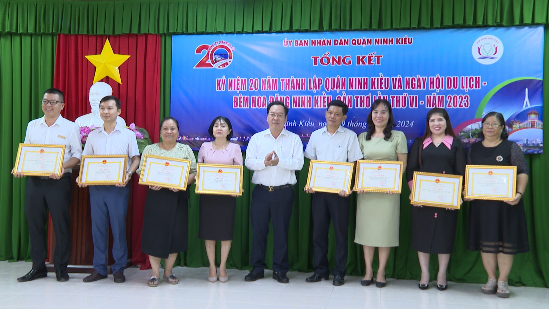 Đại diện lãnh đạo quận Ninh Kiều trao giấy khen cho các tập thể và cá nhân có nhiều đóng góp trong hoạt động kỷ niệm 20 năm thành lập quận 