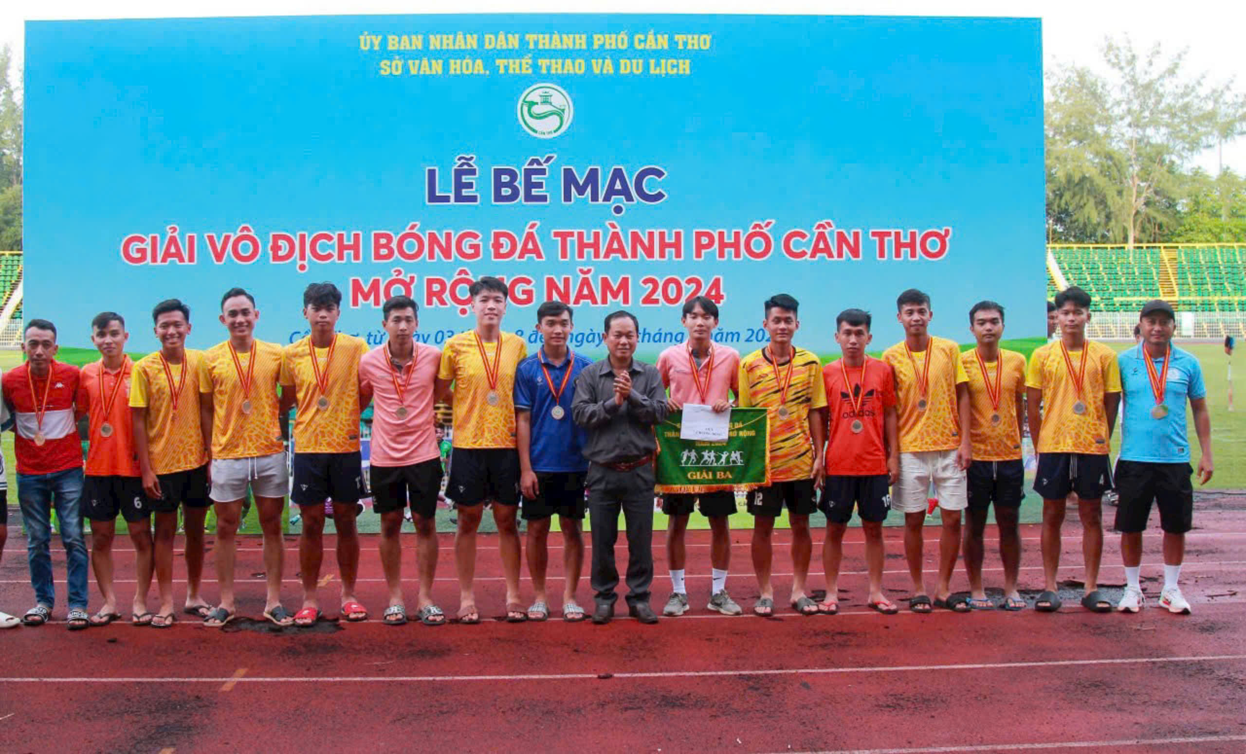 Câu lạc bộ bóng đá quận Ninh Kiều giành huy chương đồng