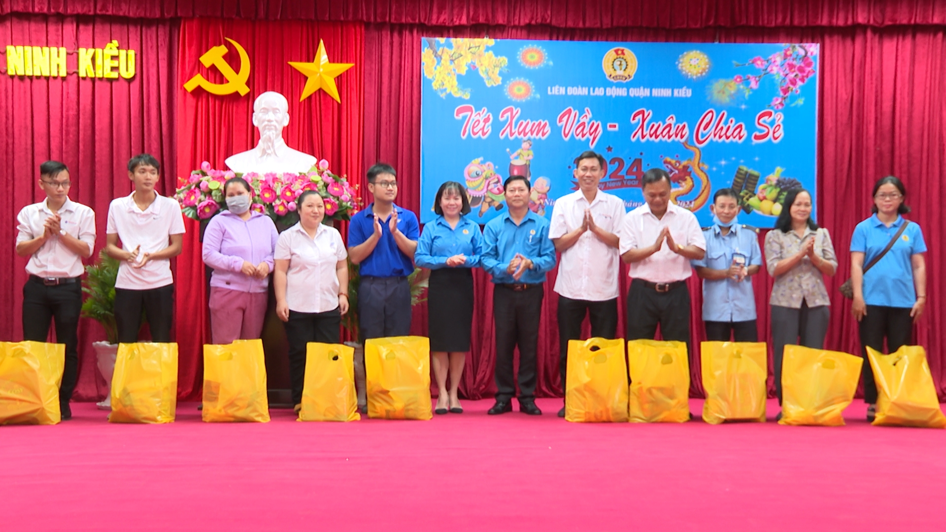 Đại diện lãnh đạo quận Ninh Kiều tawngn quà tết cho đoàn viên, người lao động khó khăn trên địa bàn 