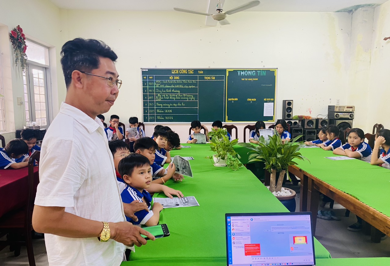 Hình 01 Cán bộ Trạm Y tế phường Cái Khế, quận Ninh Kiều tuyên truyền về bệnh cúm A trong trường tiểu học Cái Khế 1