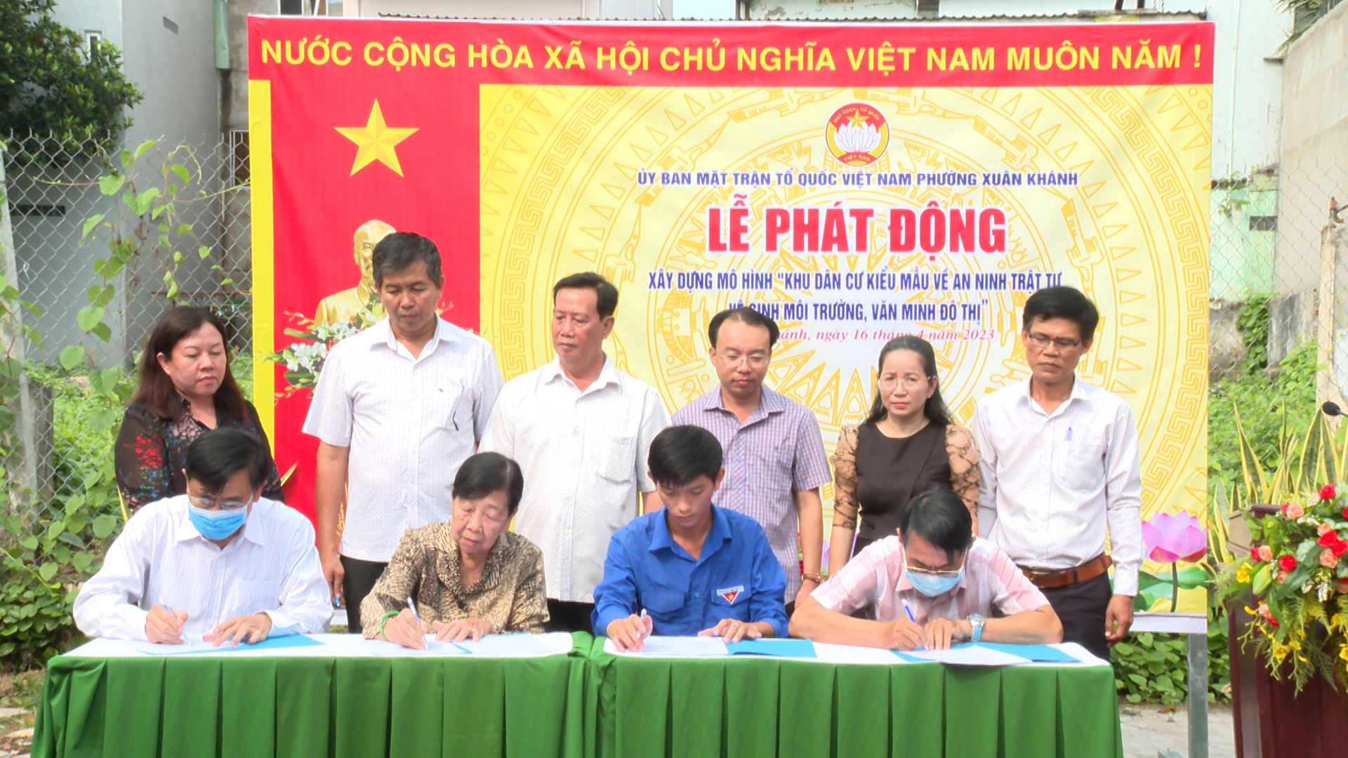 Ký cam kết thực hiện các quy định xây dựng “Khu dân cư kiểu mẫu về an ninh trật tự, vệ sinh môi trường, văn minh đô thị”