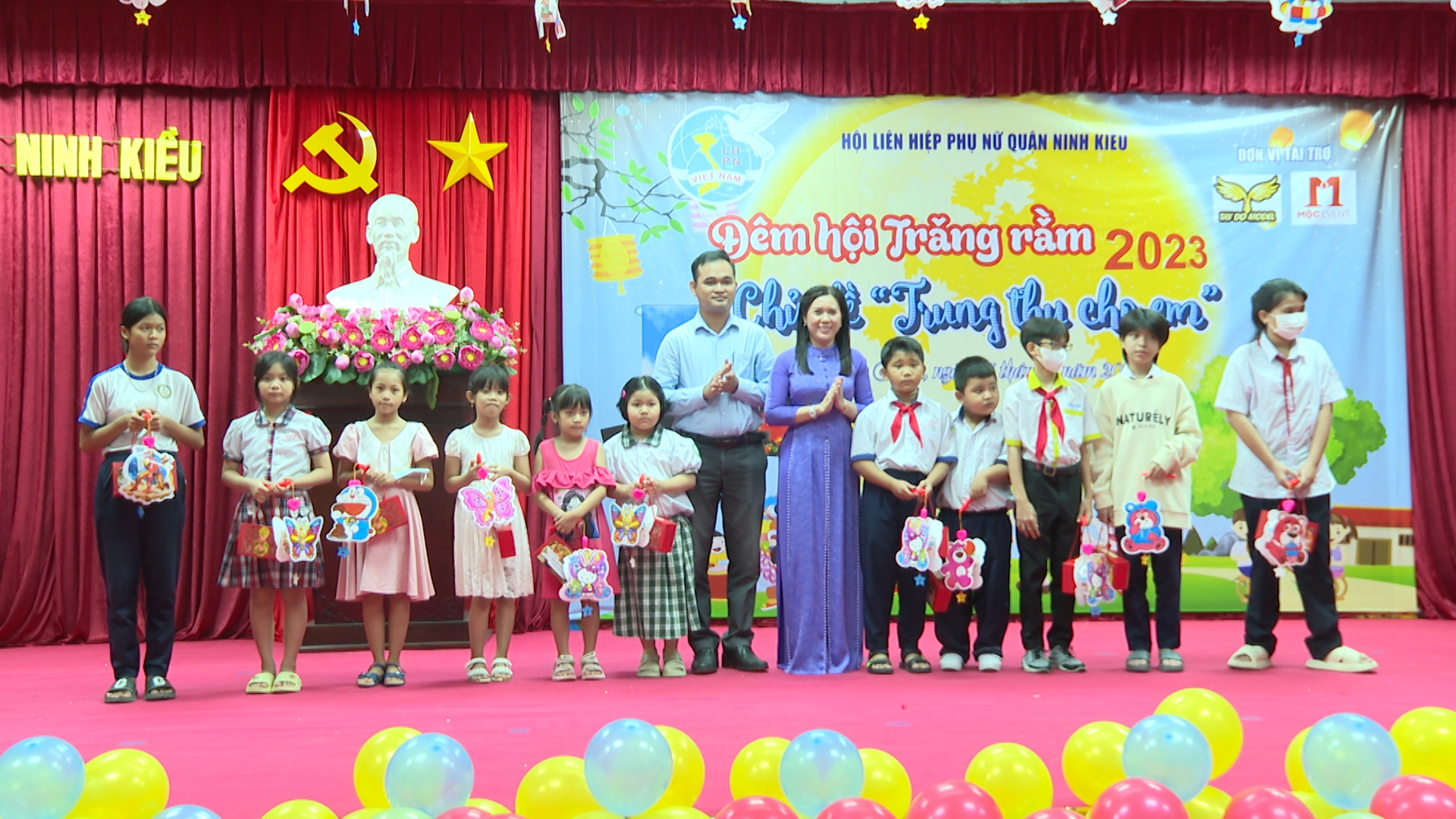Đại diện lãnh đạo quận Ninh Kiều tặng quà cho các bé