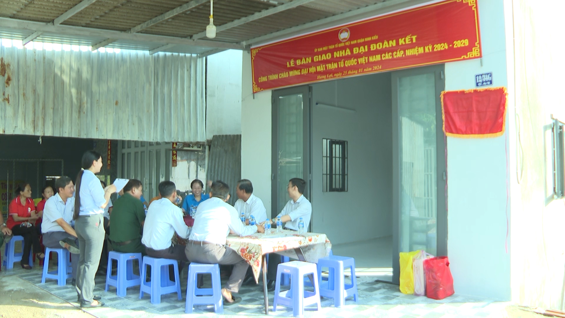 Hình 2: Ủy ban Mặt trận Tổ quốc Việt Nam quận Ninh Kiều tổ chức lễ bàn giao căn nhà đại đoàn kết cho hộ gia đình khó khăn có nhu cầu về nhà ở, trên địa bàn phường Hưng Lợi 