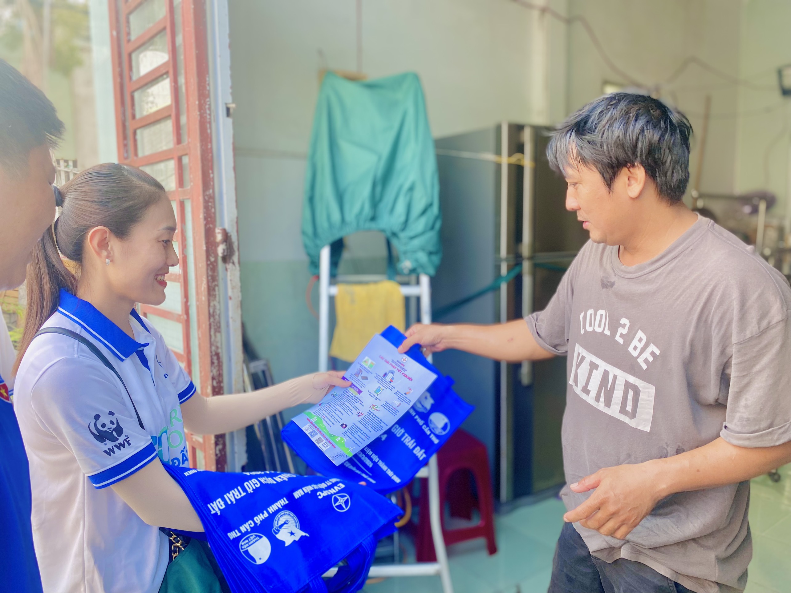 KG02: Quận đoàn Ninh Kiều ra quân phát túi vải tái sử dụng bảo vệ môi trường và phát tờ rơi tuyên truyền sử dụng điện tiết kiệm và những vi phạm về sử dụng điện đến các hộ dân