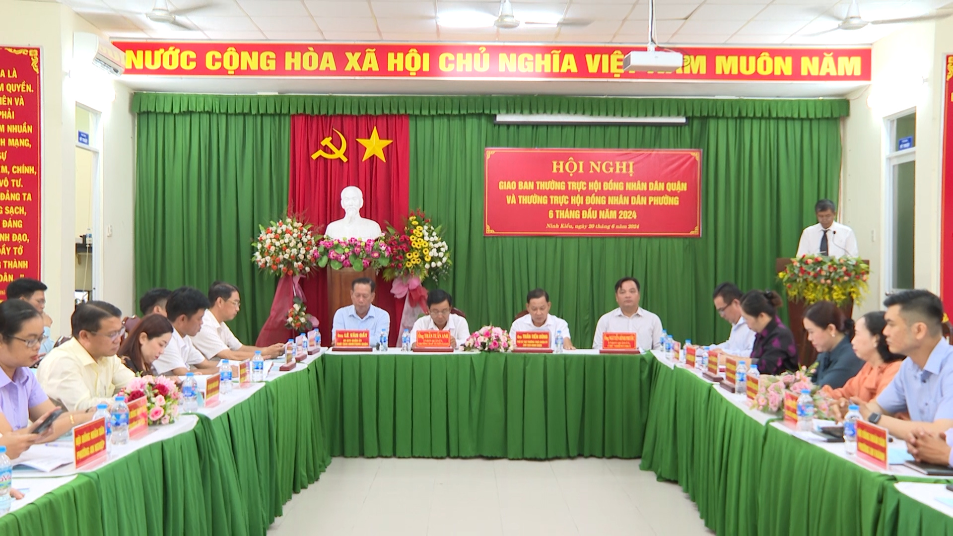 Hình 1: Hội đồng Nhân dân quận Ninh Kiều tổ chức Hội nghị giao ban giữa thường trực Hội đồng nhân dân quận với thường trực Hội đồng nhân dân phường 6 tháng đầu năm 2024 