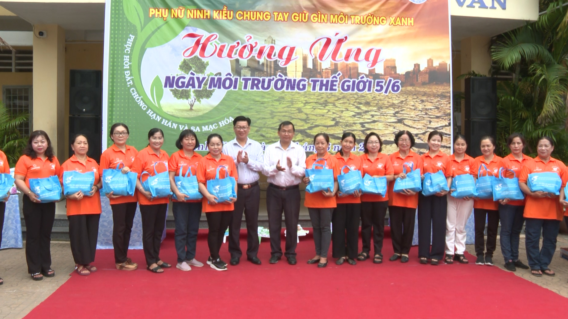 Hình 3: Đại diện lãnh đạo quận Ninh Kiều tặng quà cho các chị em Hội Liên hiệp Phụ nữ quận Ninh Kiều