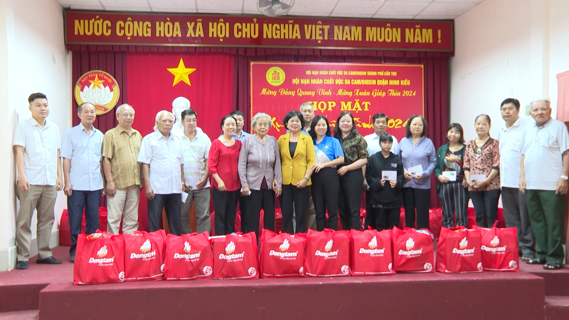 Hình 5: Dịp này Hội Nạn nhân chất độc da cam/Dioxin quận Ninh Kiều trao tặng 60 phần quà tết cho hội viên, mỗi phần quà trị giá 500.000 đồng, trích từ nguồn xã hội hóa