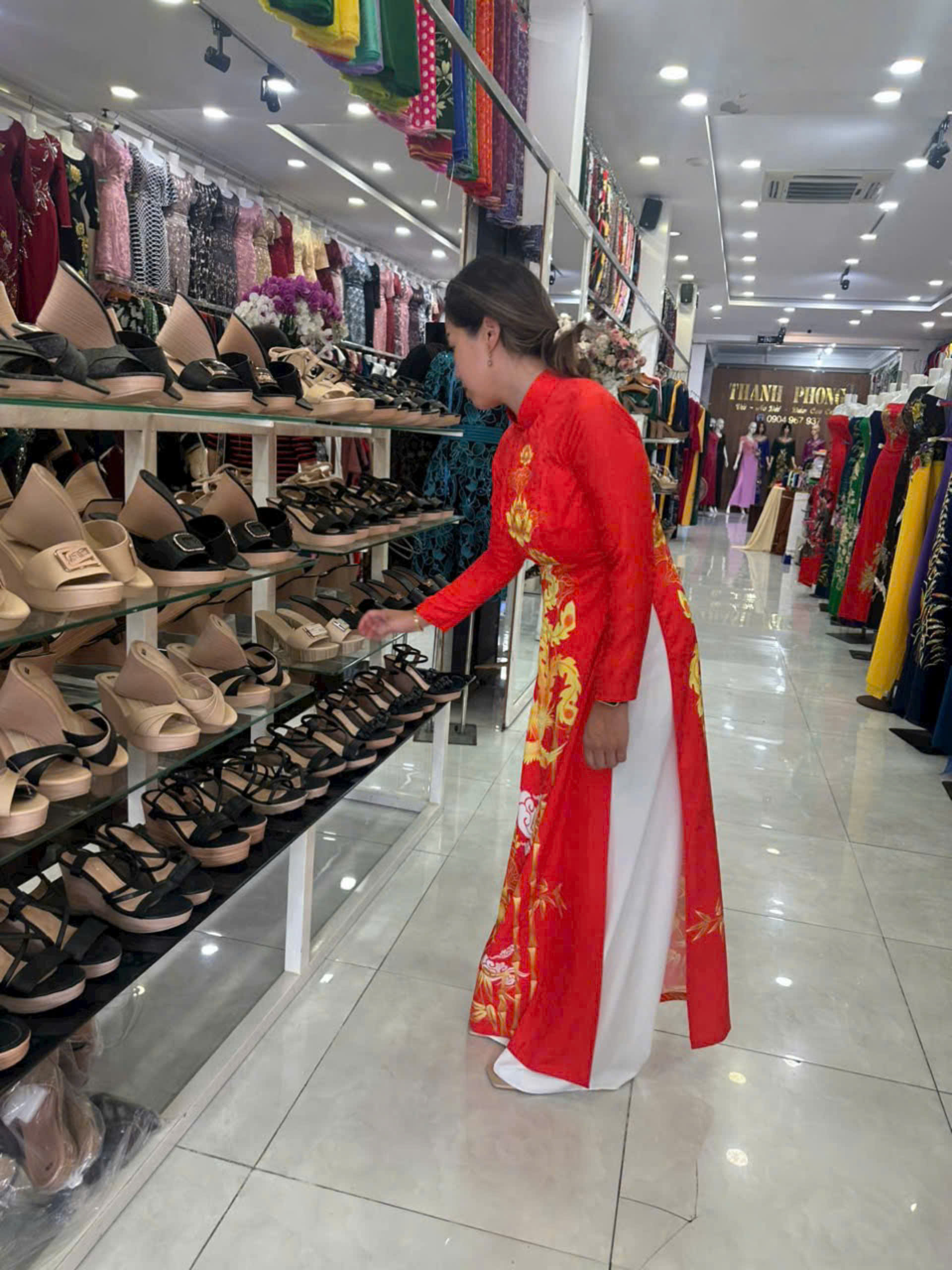 Người tiêu dùng lựa chọn thời trang trung niên tại cửa hàng thời trang trên địa bàn quận Ninh Kiều