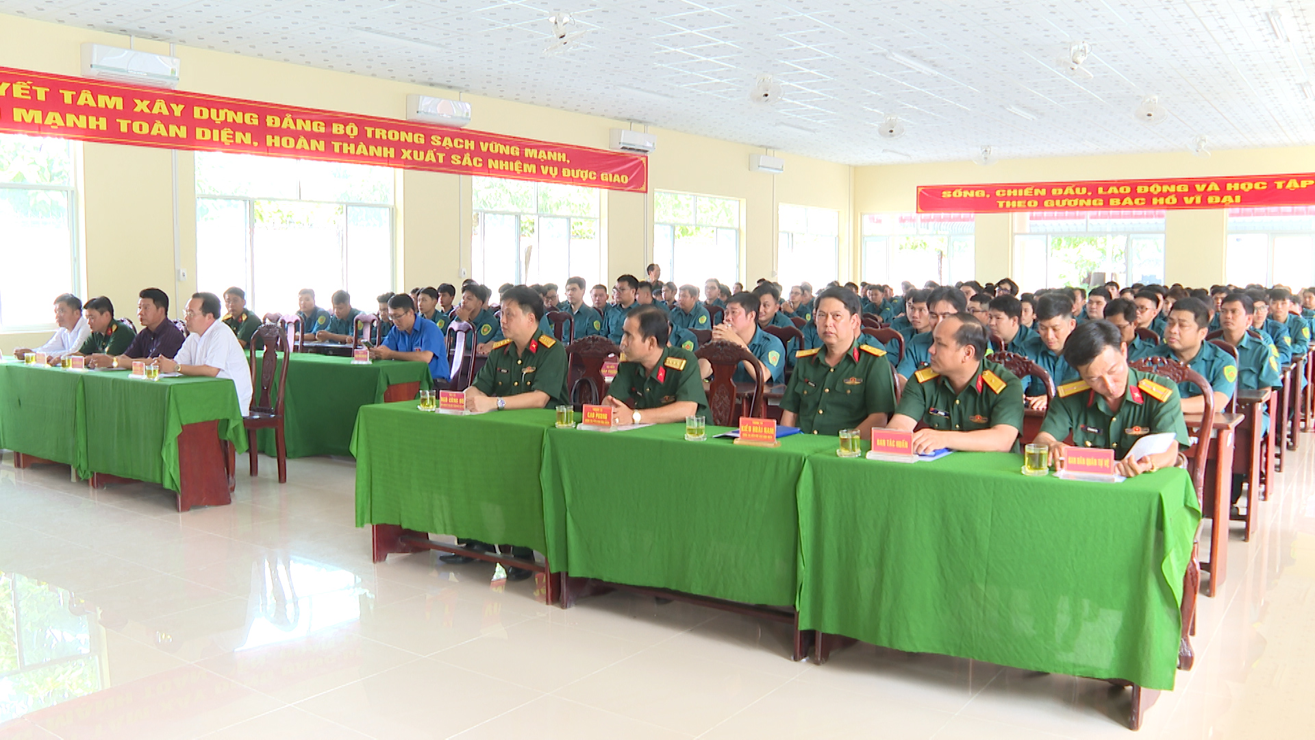 Hình 2: Đại biểu và lực lượng dân quân các phường trên địa bàn quận Ninh Kiều tham gia buổi khai mạc lớp huấn luyện