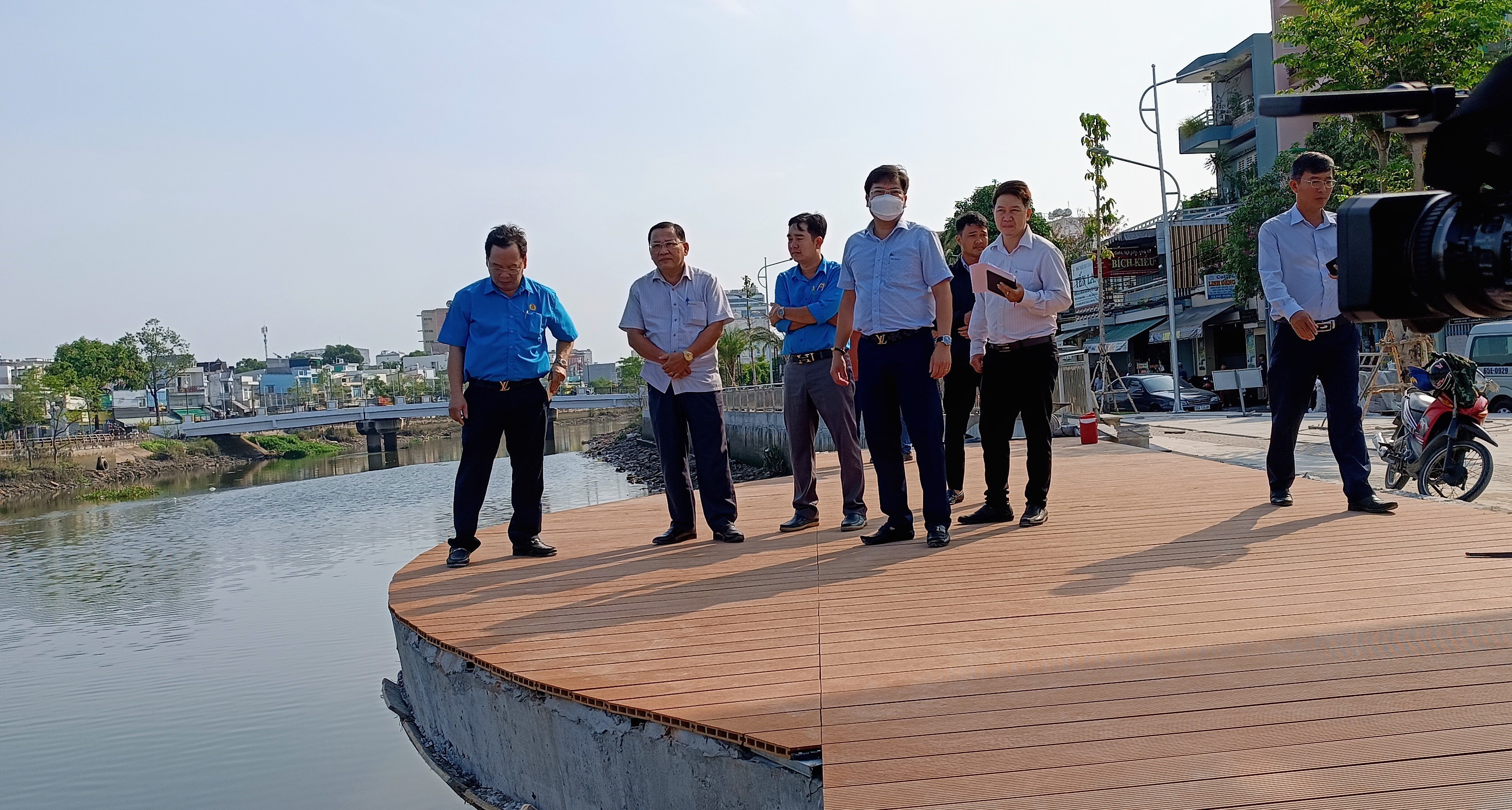 Ông Trần Tiến Dũng, Phó Bí thư thường trực quận ủy, Chủ tịch HĐND quận Ninh Kiều kiểm tra công trình bờ kè đường Hoàng Văn Thụ, phường Tân An, quận Ninh Kiều