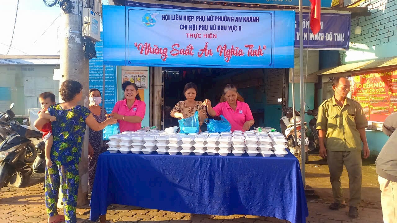Hội viên Hội Liên hiệp phụ nữ Khu vực 6, phường An Khánh trao các suất ăn đến bà con