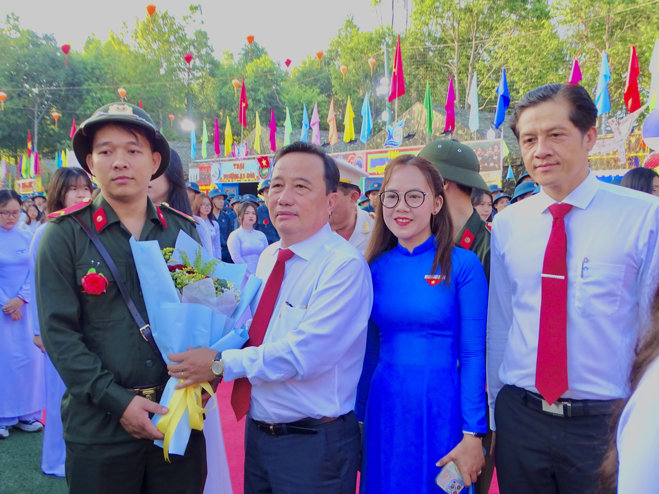 NQ 4.2: Đ/c Nguyễn Tiền Phong - Bí thư Quận ủy Ninh Kiều và Phạm Văn Hiểu - Chủ tịch HĐND TPCT tặng hoa và động viên, tiễn các tân binh lên đường nhập ngũ tại buổi lễ