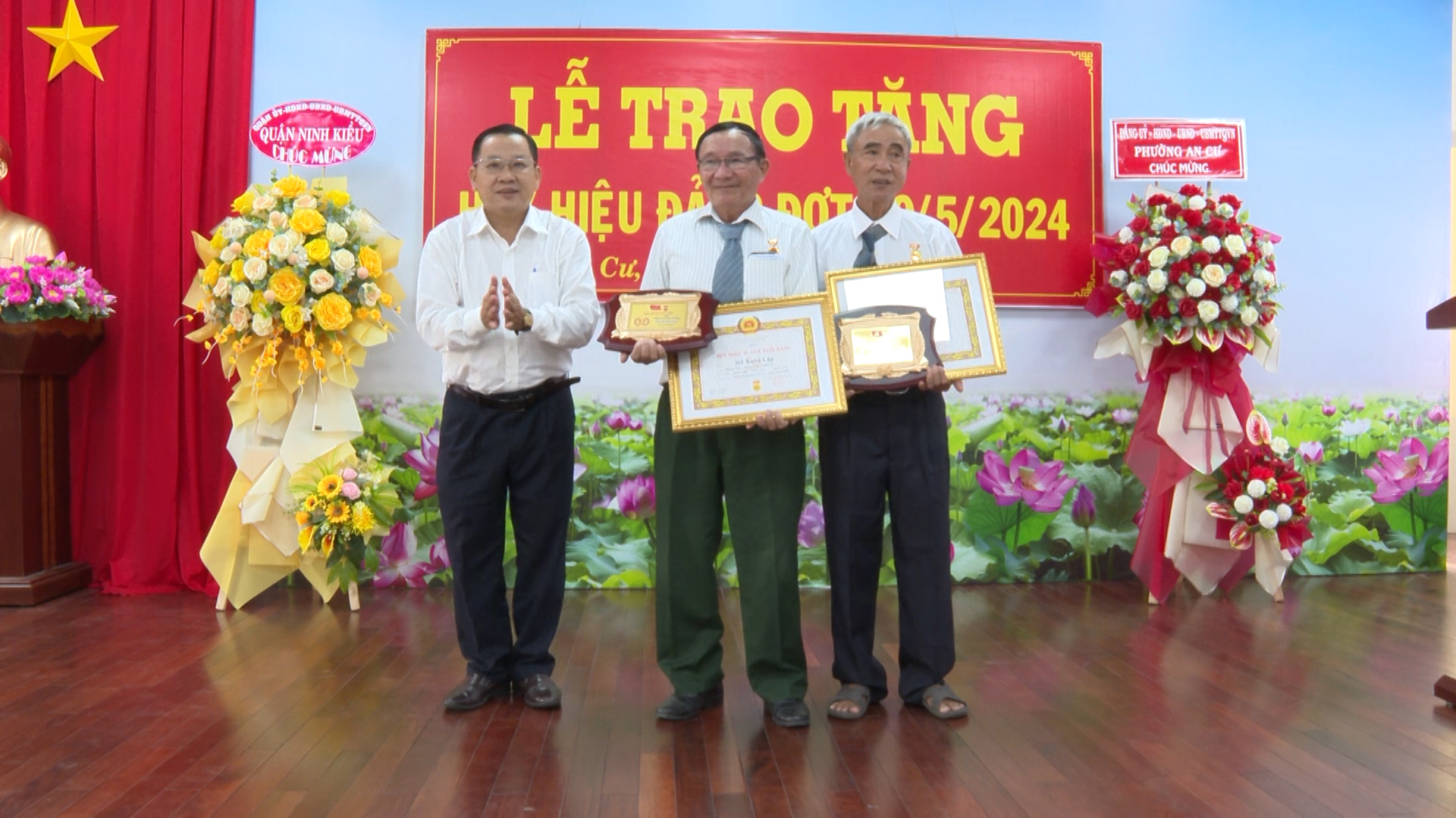 Hình 1: Đồng chí Trần Tiến Dũng – Phó Bí thư thường trực Quận ủy – Chủ tịch HĐND quận Ninh Kiều trao huy hiệu đảng cho các đảng viên cao niên tuổi đảng.