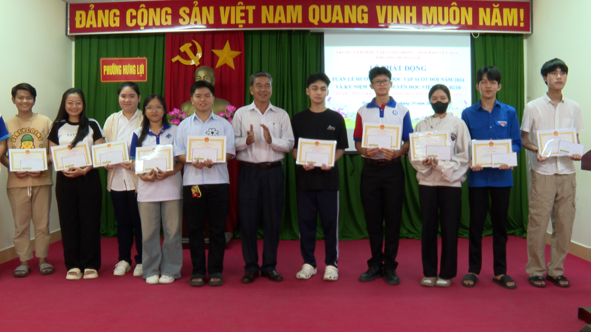 Ông Trần Văn Sáu – Chủ tịch Hội Khuyến học phường Hưng Lợi trao quà cho các em học sinh trên địa bàn phường Hưng Lợi có thành tích thi đậu vào các trường đại học