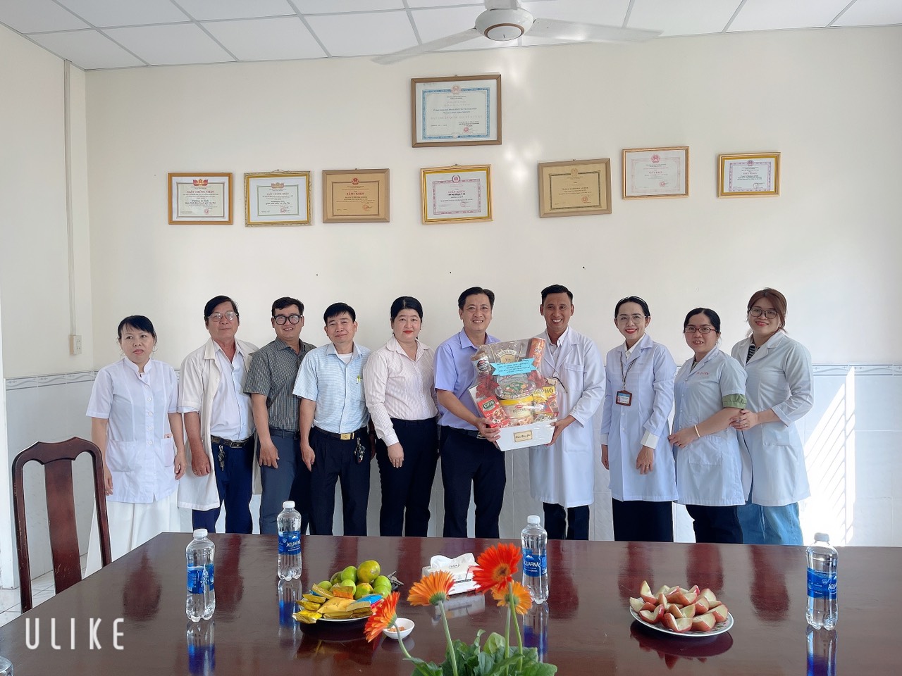 Hình 01 Ông Nguyễn Hoàng Thanh Khiết – Phó Chủ tịch UBND phường tặng quà cho Trạm Y tế
