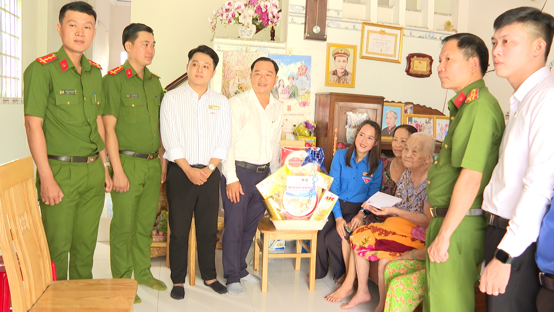 Hình 2: Đoàn thanh niên cộng sản Hồ Chí Minh quận Ninh Kiều, Đoàn cơ sở E21, Nha Khoa Sài Gòn Tâm Đức thăm hỏi và có những phần quà trao tặng đến các Mẹ Việt Nam anh hùng