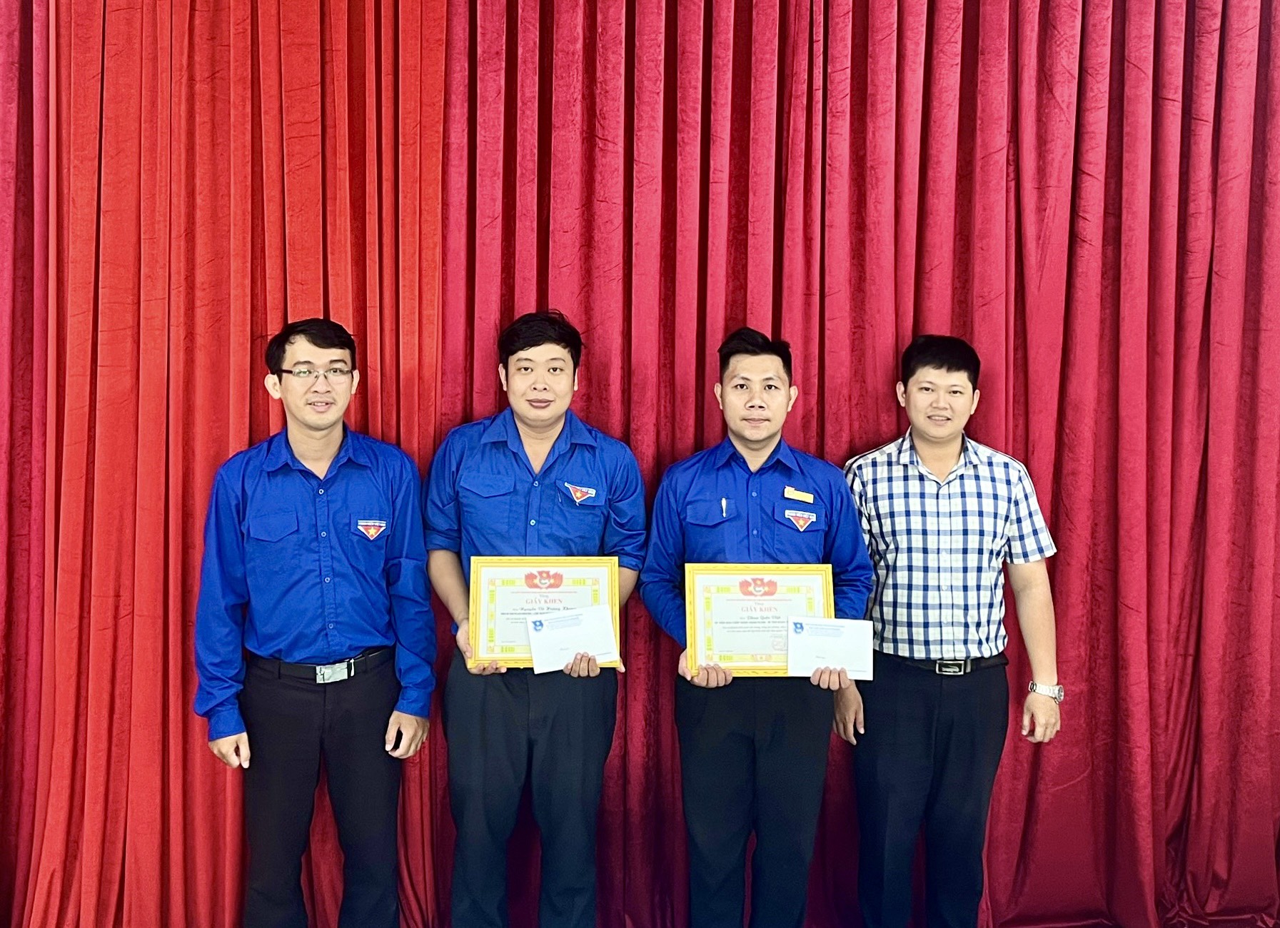 Đồng chí Lê Trung Hiếu (bìa trái) và đồng chí Ngô Thanh Tuấn (bìa phải) trao tặng giấy khen và biểu dương 02 đồng chí Khang và đồng chí Việt