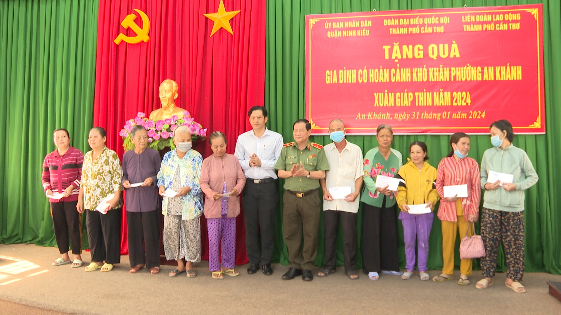 Thiếu tướng Nguyễn Văn Thuận, Giám đốc công an thành phố và ông Huỳnh Trung Trứ, chủ tịch UBND quận Ninh Kiều tặng quà cho gia đình khó khăn và thanh niên chuẩn bị nhập ngũ năm 2024 phường An Khánh
