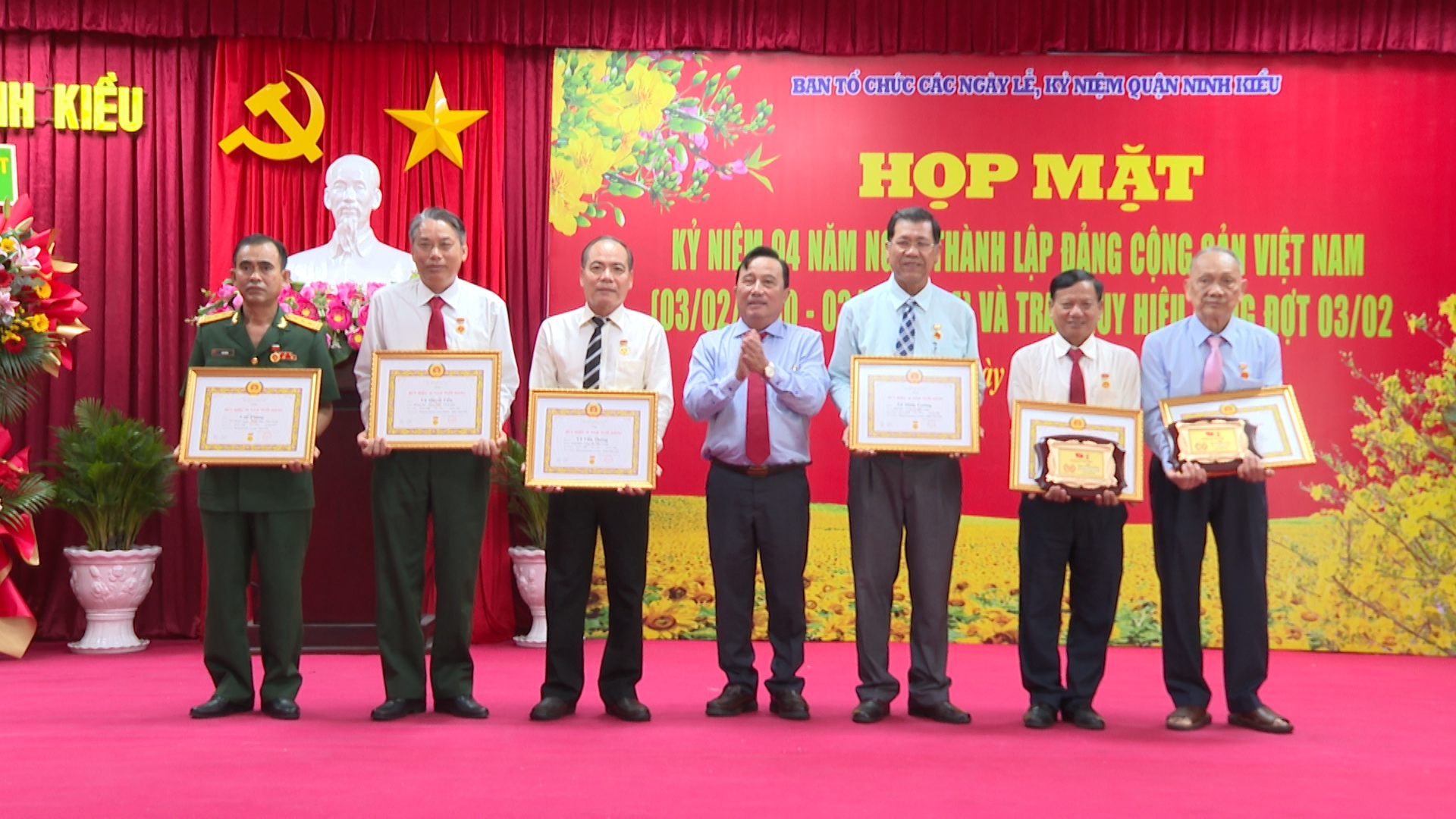 Ông Nguyễn Tiền Phong, Ủy viên Ban thường vụ Thành ủy, Bí thư Quận ủy Ninh Kiều trao huy hiệu Đảng đợt 3/2 cho các đảng viên cao niên tuổi đảng